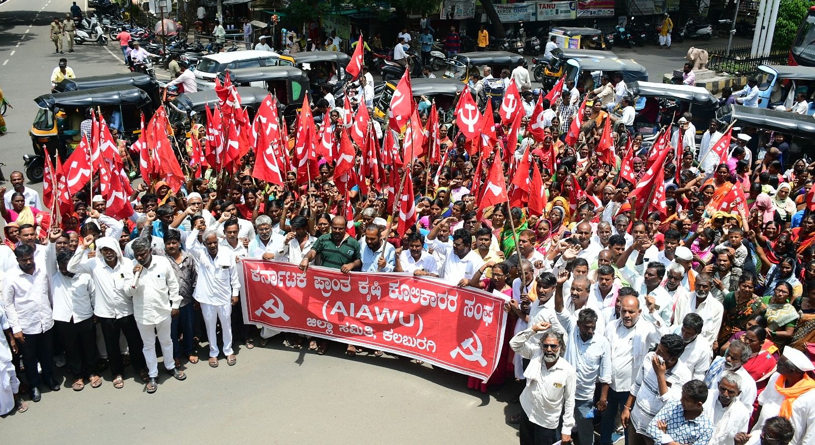 ಕಲಬುರಗಿ ನಗರದ ಸಮಾಜ ಕಲ್ಯಾಣ ಇಲಾಖೆ ಕಚೇರಿ ಎದುರು ಕರ್ನಾಟಕ ಪ್ರಾಂತ ಕೃಷಿ ಕೂಲಿಕಾರರ ಸಂಘದ ನೇತೃತ್ವದಲ್ಲಿ ಬುಧವಾರ ಪ್ರತಿಭಟನೆ ನಡೆಸಲಾಯಿತು