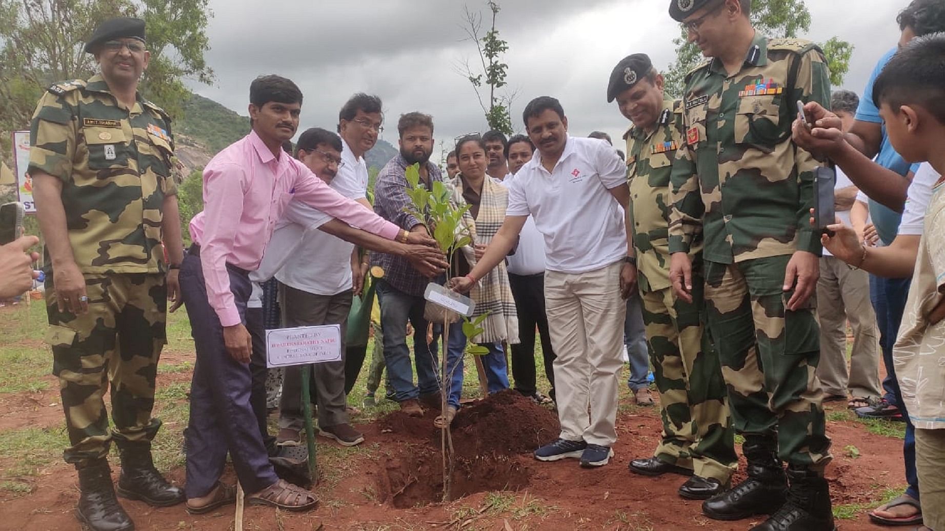 ‘ತಾಯಿ ಹೆಸರಿನಲ್ಲಿ ಒಂದು ಗಿಡ’ (‘ಏಕ್‌ ಪೇಡ್‌ ಮಾ ಕೆ ನಾಮ್‌’) ಘೋಷವಾಕ್ಯದೊಂದಿಗೆ ಕಾರಹಳ್ಳಿಯಲ್ಲಿ ಸಸಿನೆಡುವ ಕಾರ್ಯಕ್ರಮ ನಡೆಯಿತು.