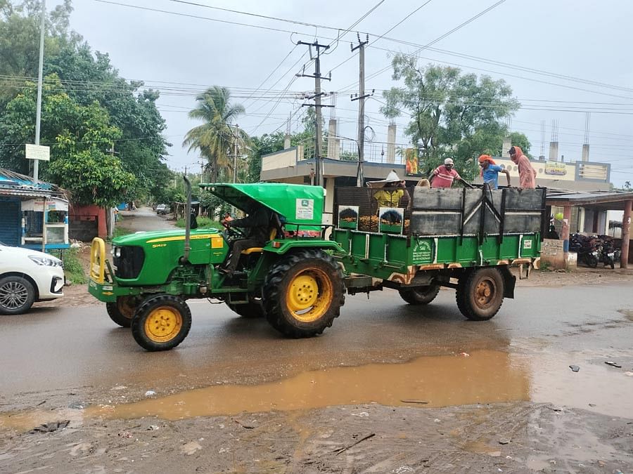 ಮಲೇಬೆನ್ನೂರು ಸಮೀಪದ ಎರೆಬೂದಿಹಾಳ್‌ ಗ್ರಾಮದಲ್ಲಿ ಮಂಗಳವಾರ ಅಡಿಕೆ ಕೊಯ್ಲು ಮುಗಿಸಿಕೊಂಡು ಟ್ರ್ಯಾಕ್ಟರ್‌ನಲ್ಲಿ ಸಾಗಿದ ಕೃಷಿಕರು 