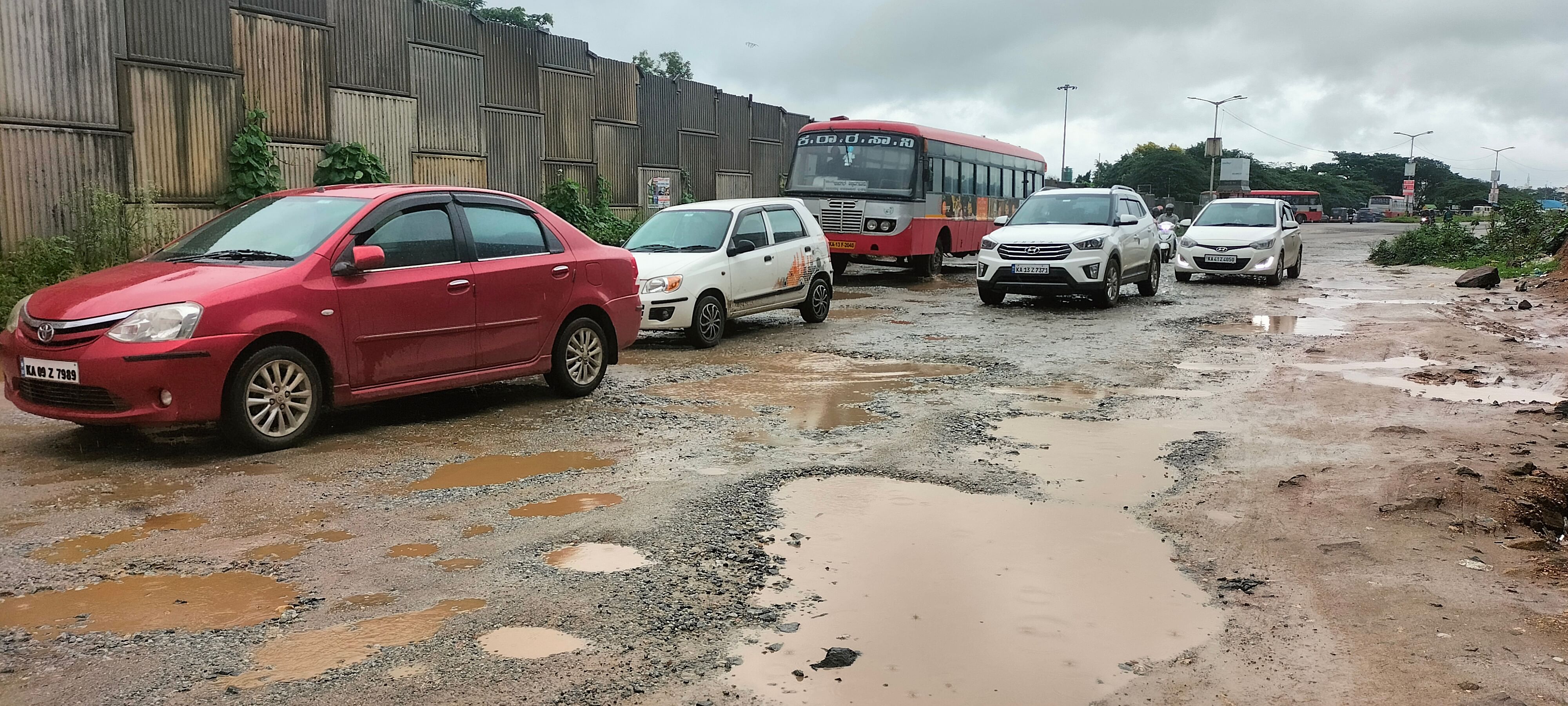 ಕಾಮಗಾರಿ ನಡೆಯುತ್ತಿರುವುದು ಗುಂಡಿ ಬಿದ್ದಿರುವ ಕೆಳ ರಸ್ತೆಯಲ್ಲಿ ವಾಹನಗಳು ಸಂಚರಿಸುತ್ತಿರುವುದು.