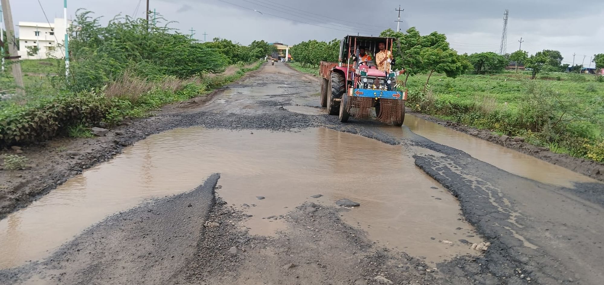 ಆಳಂದ ಪಟ್ಟಣದಿಂದ ಭೂಸನೂರು ಗ್ರಾಮಕ್ಕೆ ಸಂಪರ್ಕಿಸುವ ರಸ್ತೆಯ ತುಂಬ ಗುಂಡಿ ಬಿದ್ದು ಸಂಚಾರಕ್ಕೆ ಅಡೆತಡೆಯಾಗಿರುವುದು
–ಚಿತ್ರ: ಮನೋಜಕುಮಾರ್ ಗುದ್ದಿ