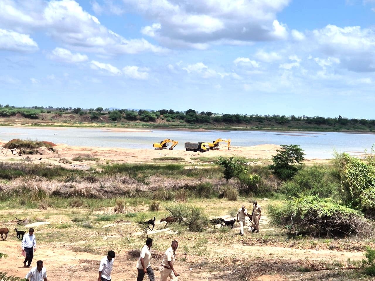 ದೇವದುರ್ಗ ತಾಲ್ಲೂಕಿನ ಬೇಣಕಲ್ ಸಮೀಪ ಮರಳು ಅಕ್ರಮ ಗಣಿಗಾರಿಕೆ ನಡೆಸುತ್ತಿದ್ದ ಪ್ರದೇಶದ ಮೇಲೆ ತಾಲ್ಲೂಕು ಮರಳು ಮೇಲ್ವಿಚಾರಣೆ ಸಮಿತಿ ದಾಳಿ ನಡೆಸಿತು