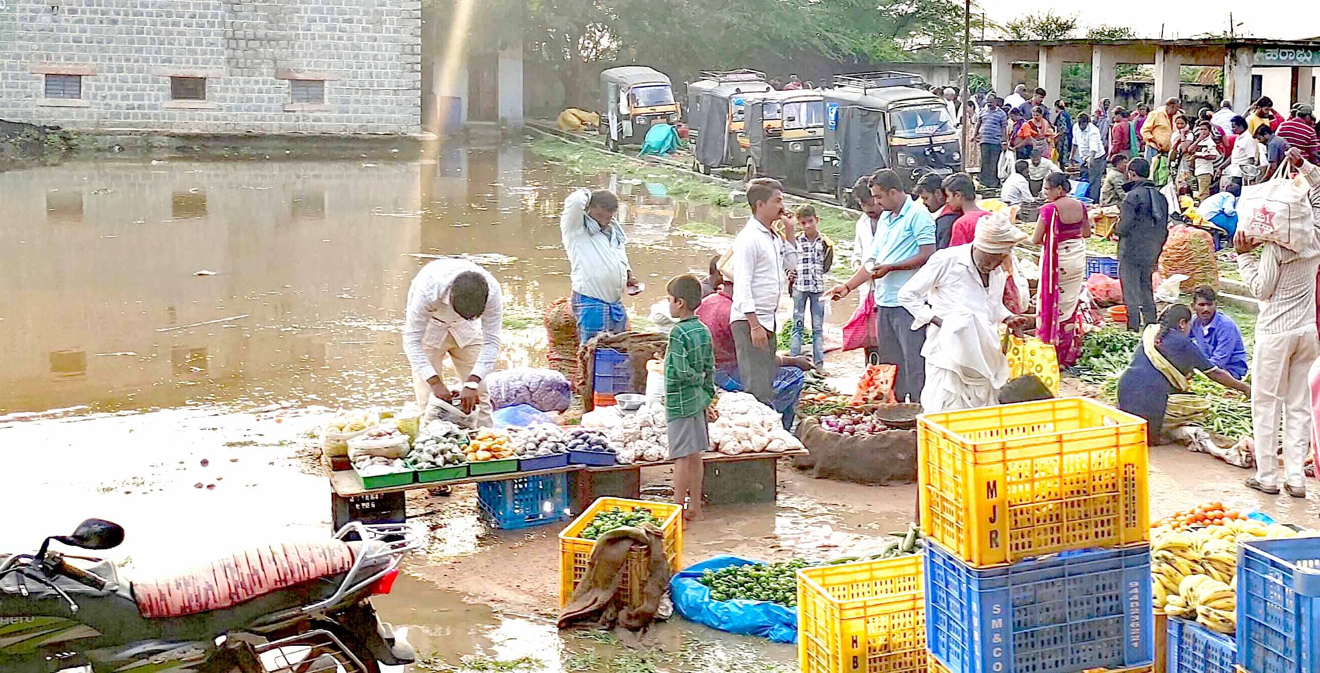 ಮುಳಗುಂದ ವಾರದ ಸಂತೆ ದಿನ ಮಳೆ ಆದ ಪರಿಣಾಮ ತರಕಾರಿ ವ್ಯಾಪಾರಿಗಳು ತೊಂದರೆ ಆಗಿರುವುದು