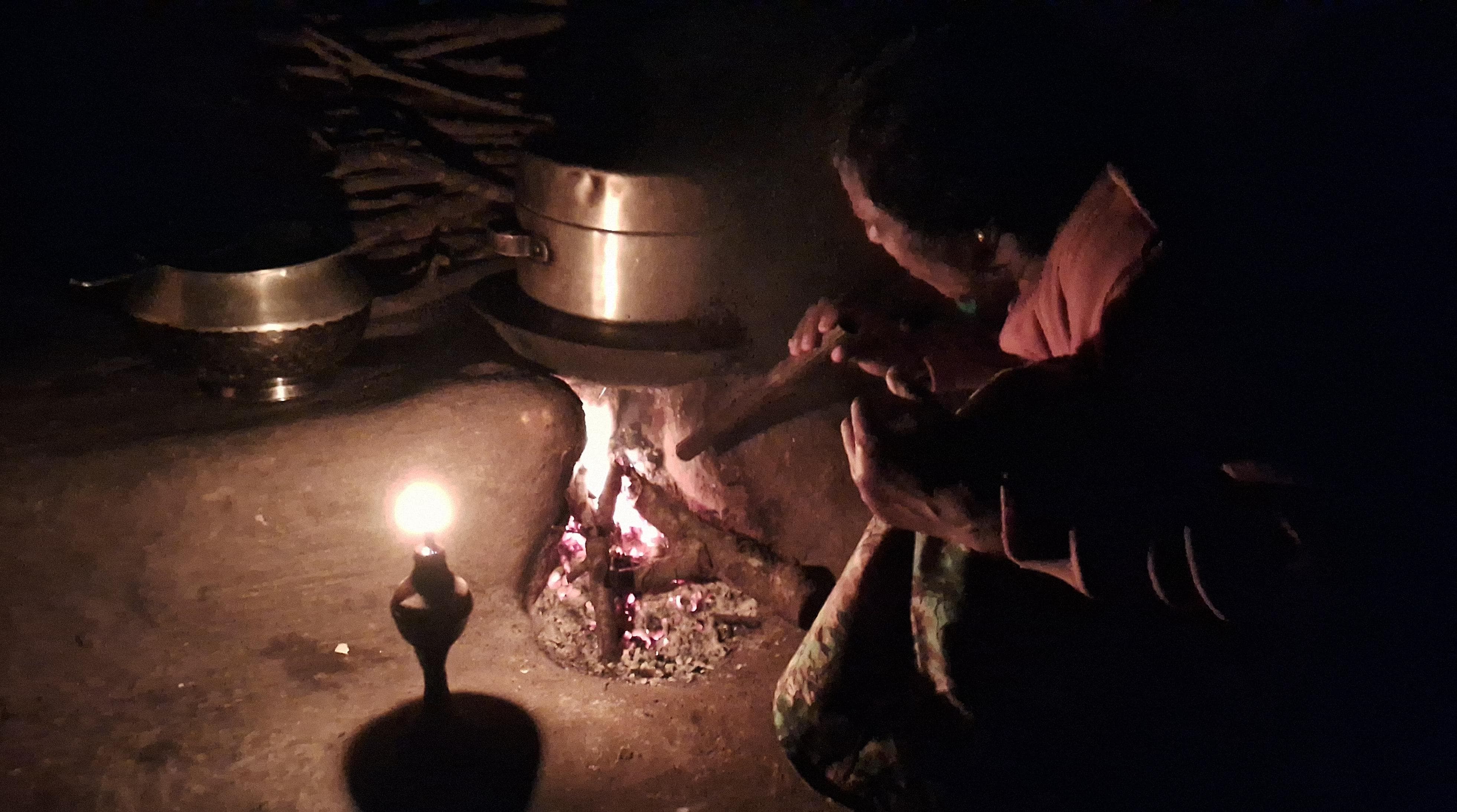 ಕೂತಿ ಗ್ರಾಮದ ನಾಗರತ್ನ ಅವರ ಮನೆಯಲ್ಲಿ ಡೀಸೆಲ್ ಬಳಸಿಕೊಂಡು ದೀಪ ಮಾಡಿಕೊಂಡಿರುವುದು