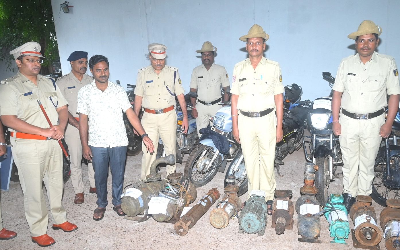 ವಿವಿಧ ಕಳುವು ಪ್ರಕರಣಗಳಲ್ಲಿ ಜಪ್ತಿ ಮಾಡಿರುವ ಬೈಕ್‌, ಮೋಟಾರ್‌ಗಳನ್ನು ಜಿಲ್ಲಾ ಪೊಲೀಸ್‌ ವರಿಷ್ಠಾಧಿಕಾರಿ ಪ್ರದೀಪ್‌ ಗುಂಟಿ ಅವರು ಬೀದರ್‌ನಲ್ಲಿ ಗುರುವಾರ ಪರಿಶೀಲಿಸಿದರು
–ಪ್ರಜಾವಾಣಿ ಚಿತ್ರ