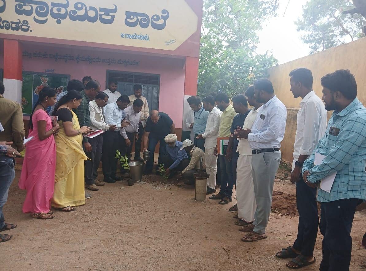 ಮುದಗಲ್ ಸಮೀಪದ ತೊಡಕ್ಕಿ ಗ್ರಾಮದ ಶಾಲೆ ಆವರಣದಲ್ಲಿ ಕೇಂದ್ರ ತಂಡ ಸಸಿ ನೆಟ್ಟಿತು