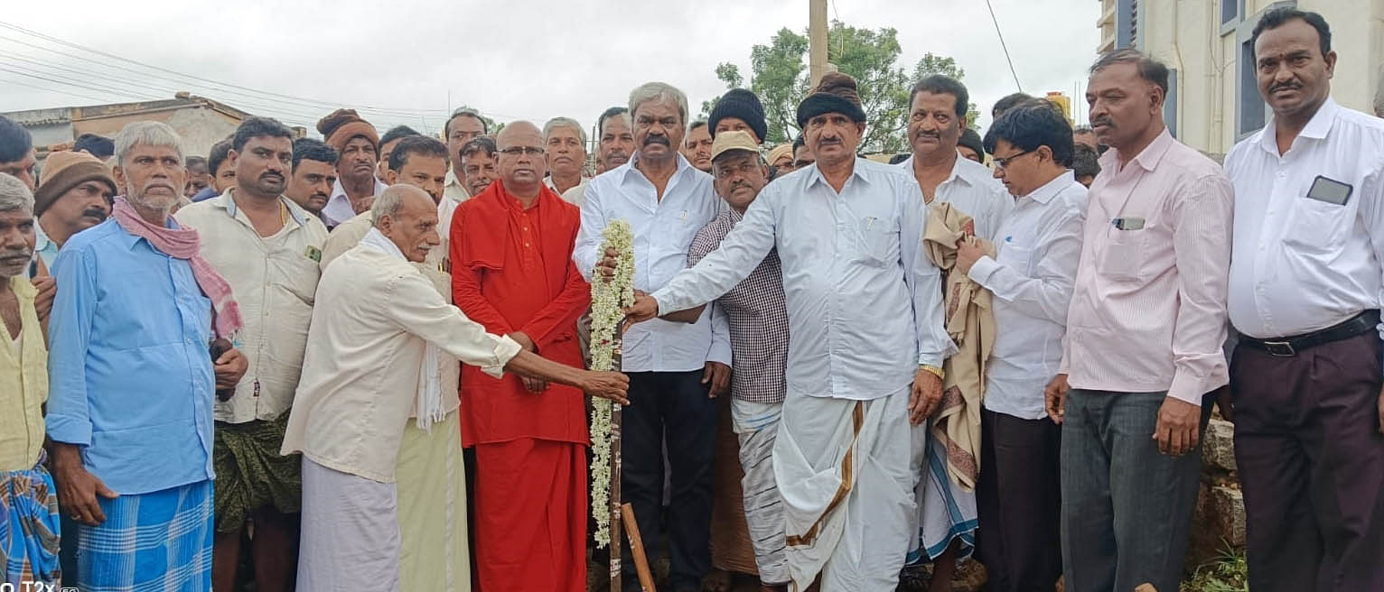 ಚಿಕ್ಕಜಾಜೂರು ಸಮೀಪದ ಹಿರೇಕಂದವಾಡಿ ಗ್ರಾಮದಲ್ಲಿ ವಿವಿಧ ಅಭಿವೃದ್ಧಿ ಕಾಮಗಾರಿಗಳಿಗೆ ಶಾಸಕ ಎಂ. ಚಂದ್ರಪ್ಪ ಹಾಗೂ ಬಸವಮೂರ್ತಿ ಮಾದಾರ ಚನ್ನಯ್ಯ ಸ್ವಾಮೀಜಿ ಭಾನುವಾರ ಭೂಮಿಪೂಜೆ ನೆರವೇರಿಸಿದರು