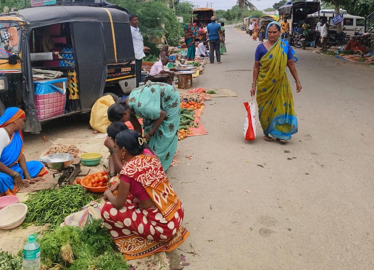 ನಾಯನೇಗಲಿ ಗ್ರಾಮದಲ್ಲಿ ರಸ್ತೆಯ ಮೇಲೆಯೇ ವಾರದ ಸಂತೆ ನಡೆಯುತ್ತಿದೆ