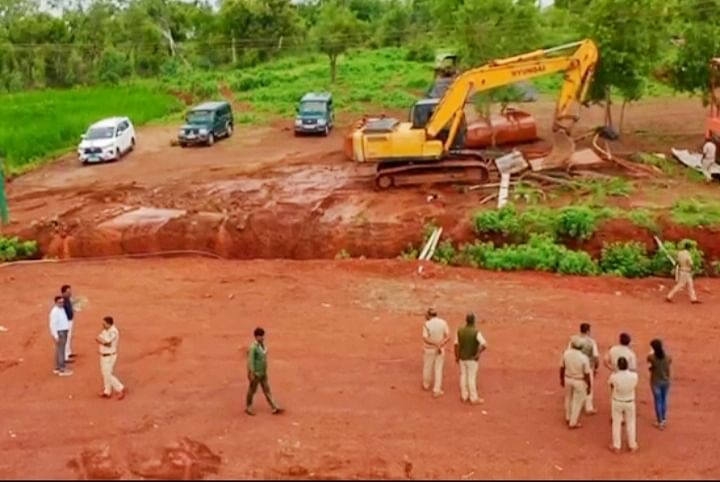 ಹುಮನಾಬಾದ್ ತಾಲ್ಲೂಕಿನ ಧುಮ್ಮನಸೂರ್ ಗ್ರಾಮದಲ್ಲಿನ ಭೂಮಿ ಒತ್ತುವರಿ ತೆರವುಗೊಳಿಸಿರುವುದು.