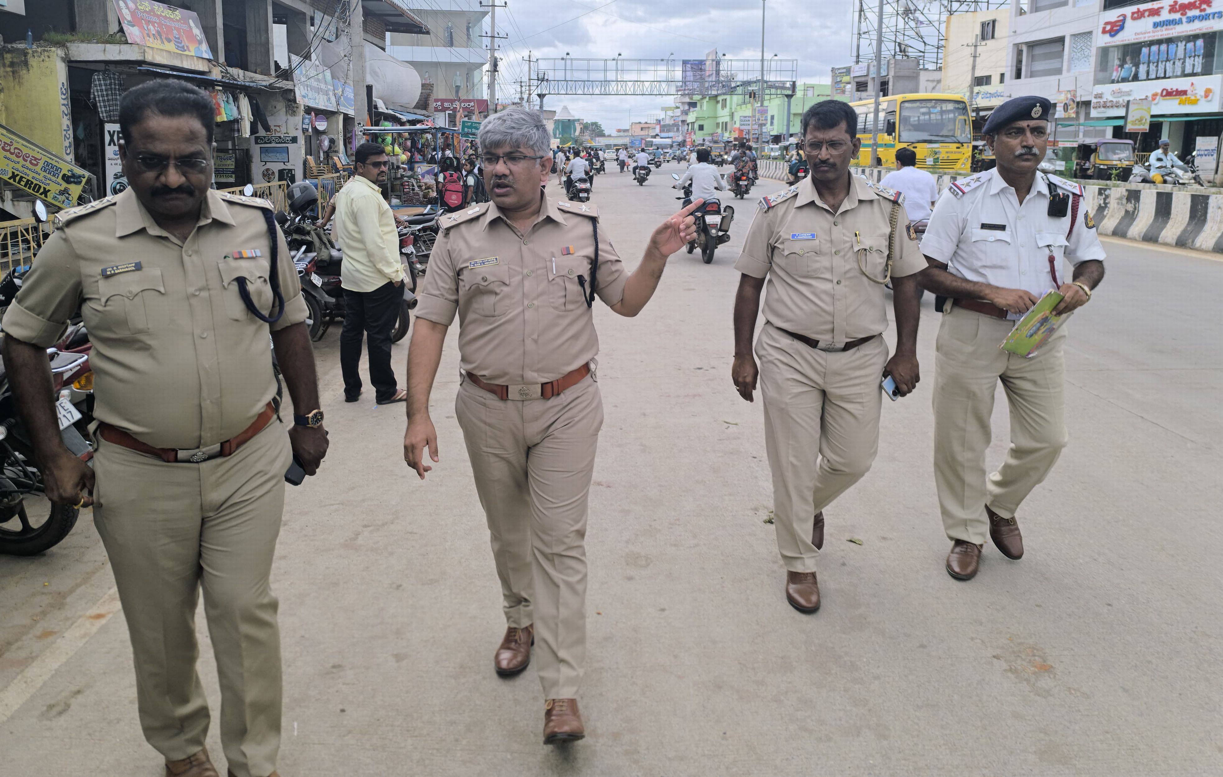 ಕೊಪ್ಪಳ ಎಸ್‌.ಪಿ. ಡಾ.ರಾಮ್‌ ಎಲ್‌. ಅರಸಿದ್ಧಿ, ಡಿವೈಎಸ್‌ಪಿ ಮುತ್ತಣ್ಣ ಸವರಗೋಳ ಹಾಗೂ ಅಧಿಕಾರಿಗಳು ಸಂಚಾರ ನಿಯಮ ಪಾಲನೆ ಬಗ್ಗೆ ಪರಿಶೀಲನೆ ನಡೆಸಿದರು