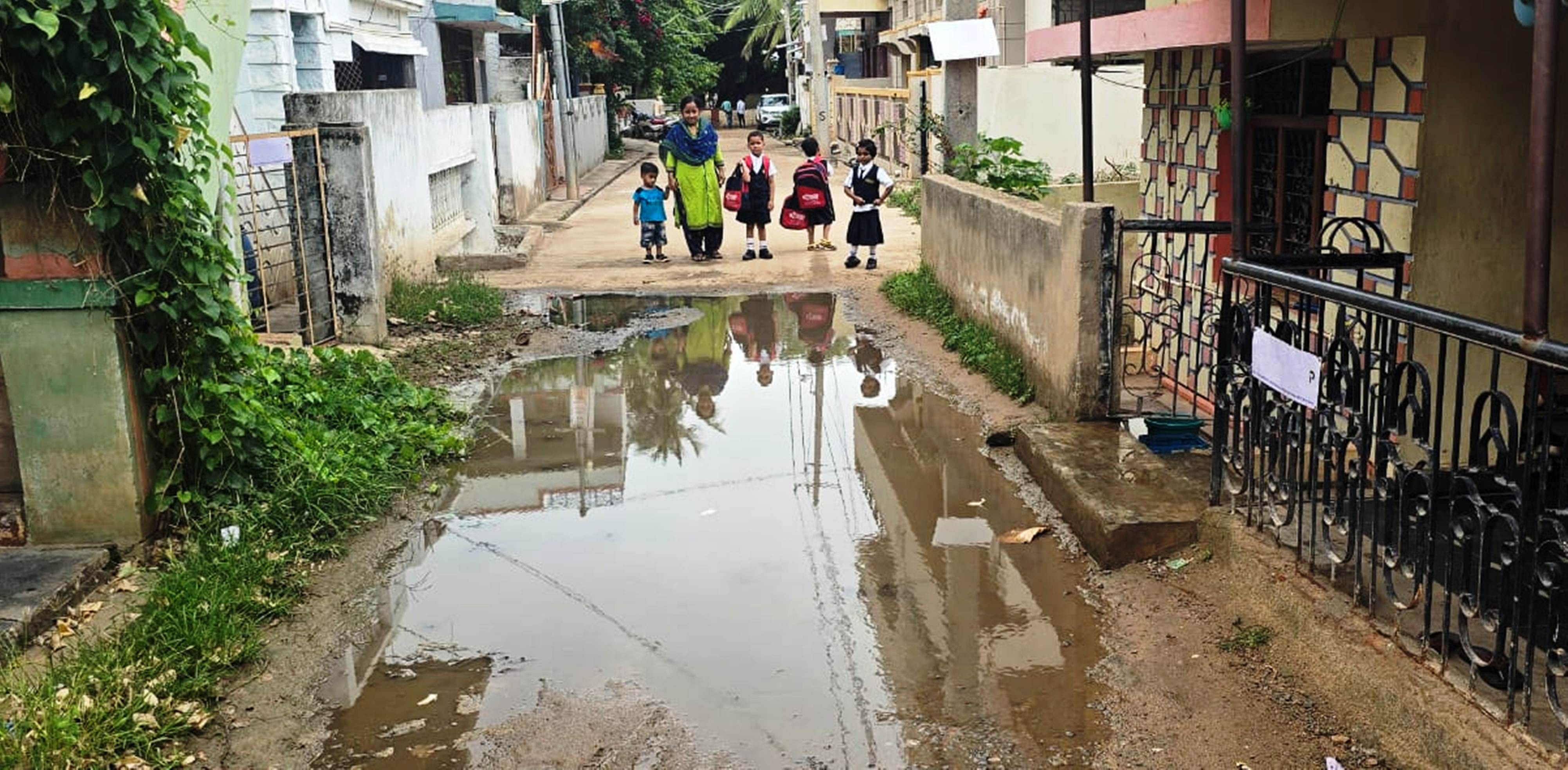 ಕುಷ್ಟಗಿ ಎನ್‌ಜೆ ಕಿಡ್ಸ್‌ ಶಾಲೆ ಬಳಿ ರಸ್ತೆಯಲ್ಲಿ ಮಡುಗಟ್ಟಿರುವ ಕೊಳಚೆ