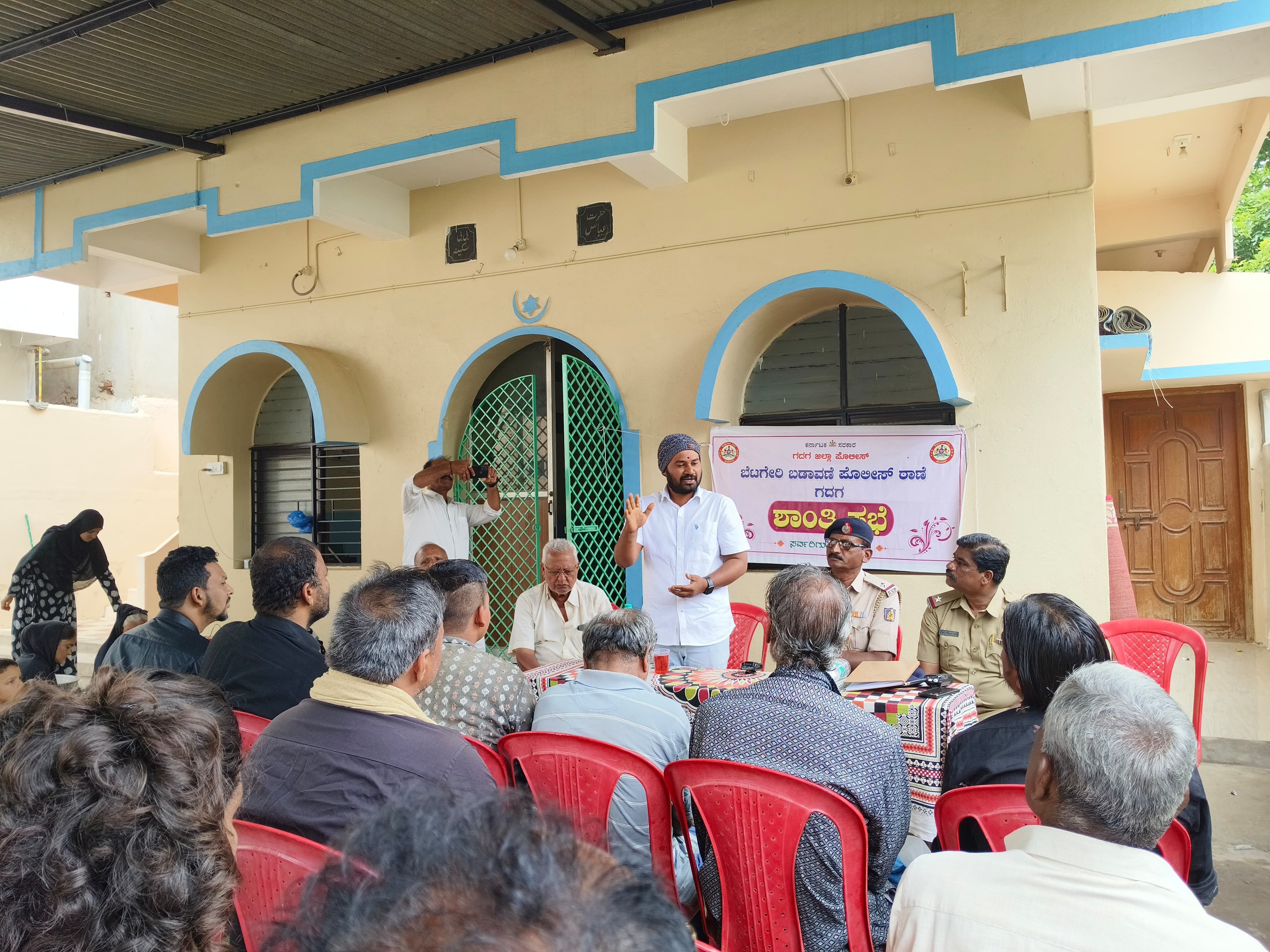 ಗದಗ ನಗರದ ಇರಾನಿ ಕಾಲೊನಿಯಲ್ಲಿ ನಡೆದ ಮೊಹರಂ ಶಾಂತಿ ಸಭೆಯಲ್ಲಿ ಧನ್ಯಾ ಫೌಂಡೇಷನ್‌ ಅಧ್ಯಕ್ಷ ರಮೇಶ್‌ ಚಲವಾದಿ ಮಾತನಾಡಿದರು