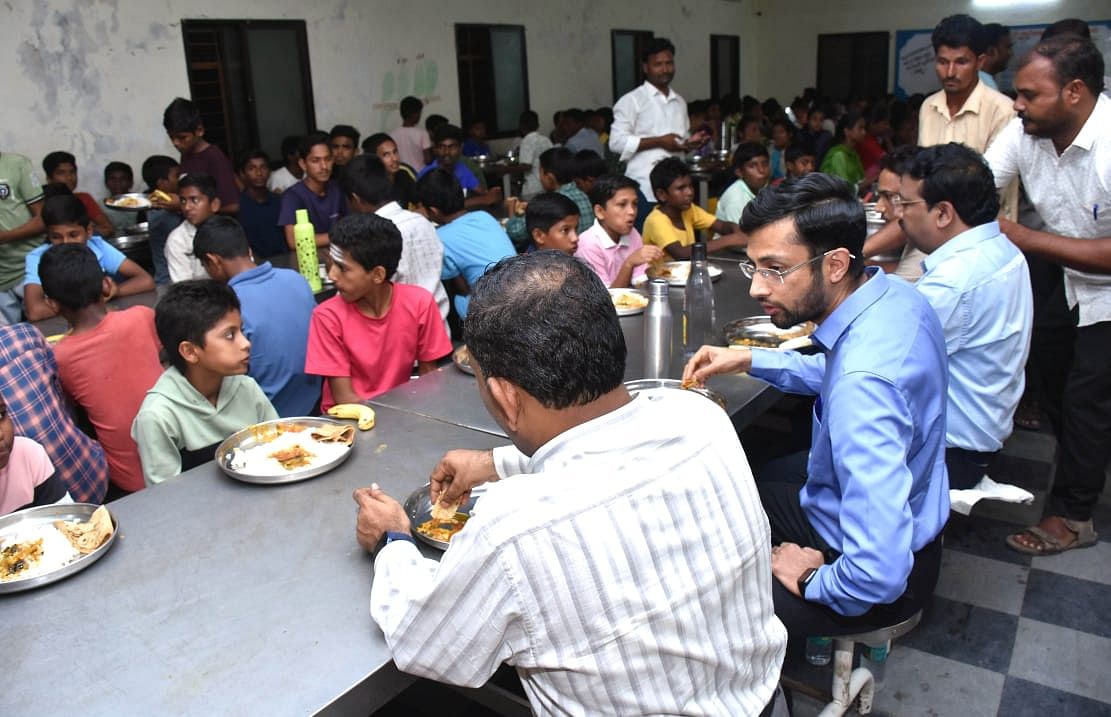 ರಾಯಚೂರಿನ ಆಶಾಪುರ ರಸ್ತೆಯಲ್ಲಿರುವ ಬಾಲಕರ ವಸತಿ ನಿಲಯದಲ್ಲಿ ಮಕ್ಕಳೊಂದಿಗೆ ಊಟ ಮಾಡಿ ಆಹಾರ ಗುಣಮಟ್ಟ ಪರಿಶೀಲಿಸಿದ ಜಿಲ್ಲಾಧಿಕಾರಿ ನಿತೀಶ್‌ ಕೆ.