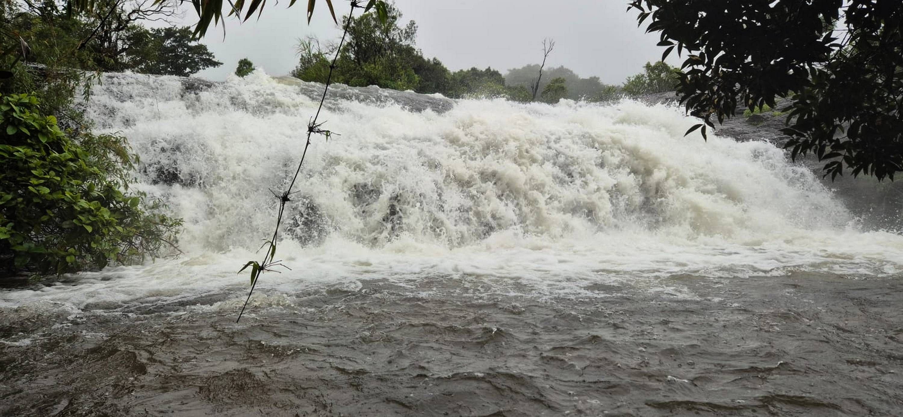 ಸೋಮವಾರಪೇಟೆ ತಾಲ್ಲೂಕಿನ ಮುಟ್ಲು ಜಲಪಾತ.