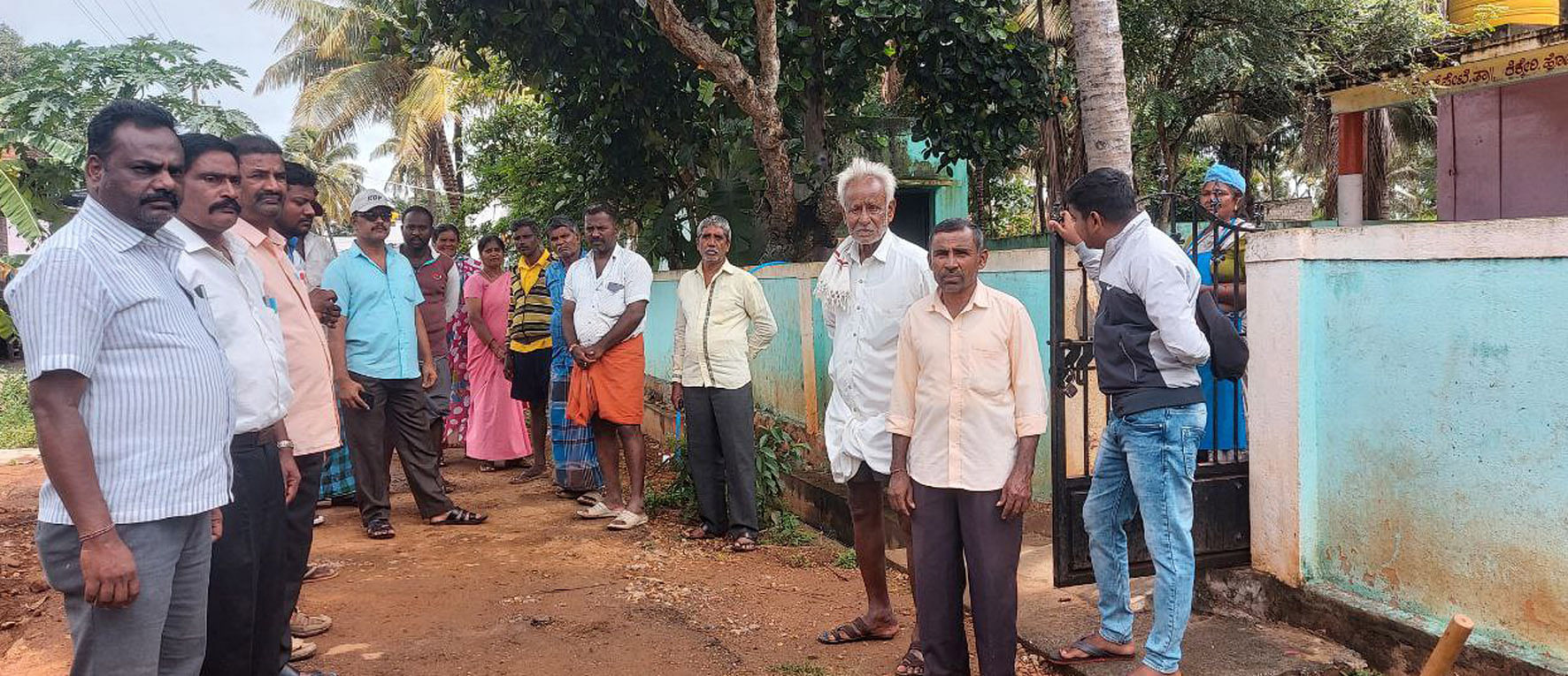 ಕಿಕ್ಕೇರಿ ಹೋಬಳಿಯ ಗಂಗೇನಹಳ್ಳಿಯಲ್ಲಿ ಒಳಚರಂಡಿ ಪರಿಶೀಲಿಸಲಾಯಿತು. ಗ್ರಾ.ಪಂ ಪಿಡಿ‌ಒ ಸುರೇಶ್ ಬಾಬು, ಕಾರ್ಯದರ್ಶಿ ನವೀನ್, ಕನಕ ರಾಜೇಶ್, ವೀರಭದ್ರಯ್ಯ ಭಾಗವಹಿಸಿದ್ದರು