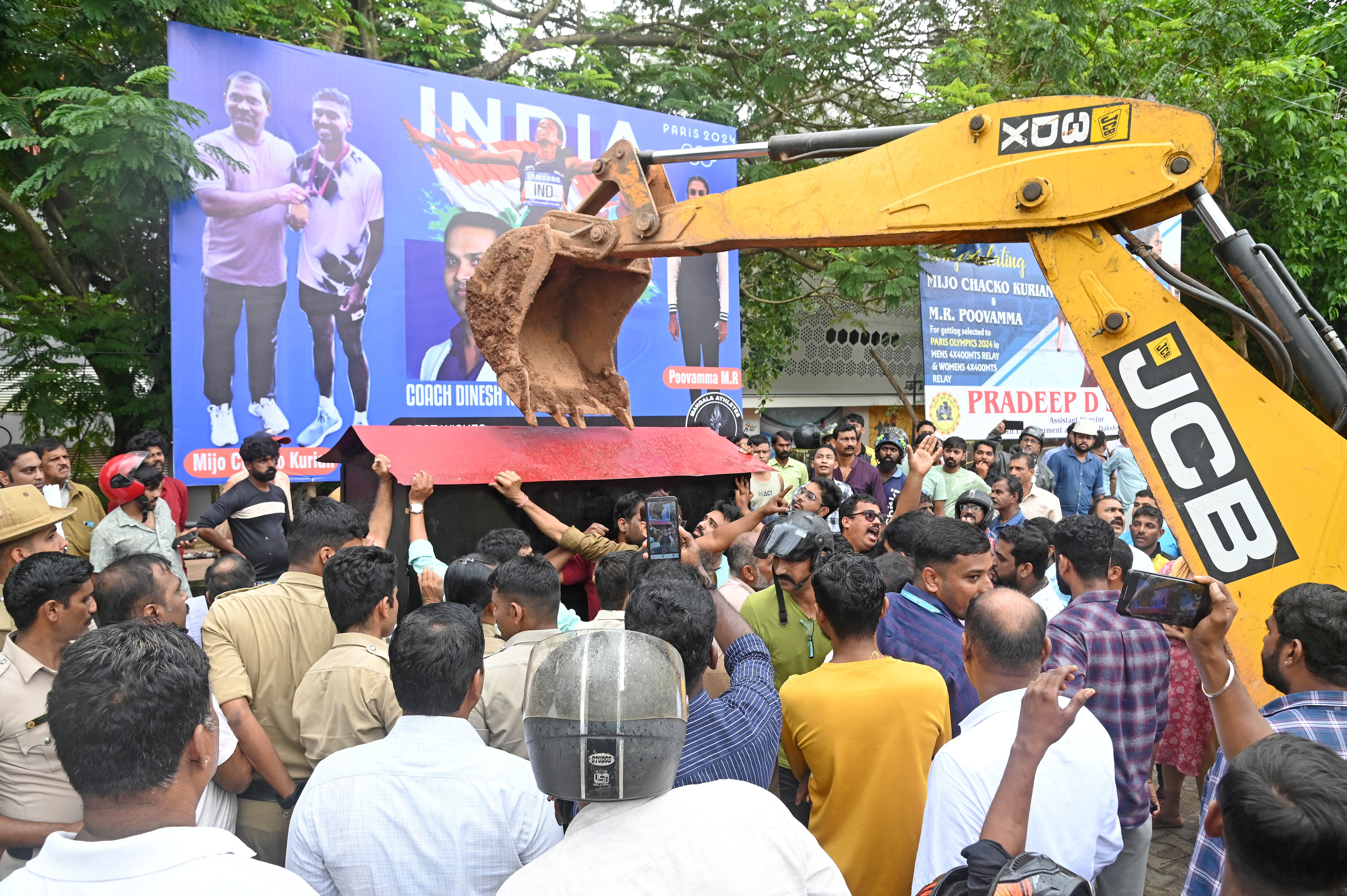 ನಗರದ ಮಣ್ಣಗುಡ್ಡೆಯಲ್ಲಿ ಗೂಡಂಗಡಿ ತೆರವುಗೊಳಿಸುವ ವೇಳೆ ಬೀದಿ ಬದಿ ವ್ಯಾಪಾರಿಗಳು ಸೋಮವಾರ ಪ್ರತಿರೋಧ ಒಡ್ಡಿದರು – ಪ್ರಜಾವಾಣಿ ಚಿತ್ರ