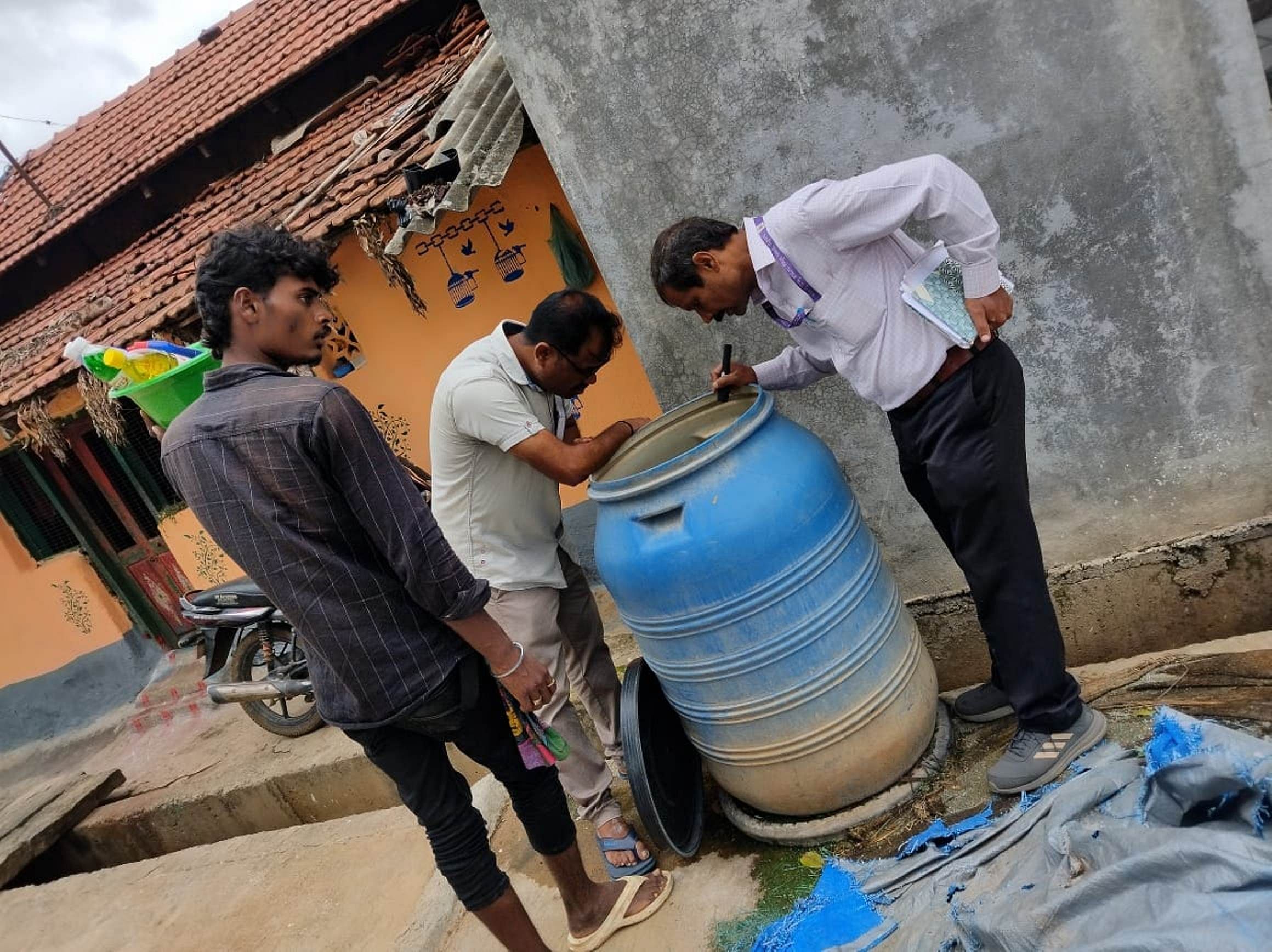 ಹುಣಸೂರು ತಾಲ್ಲೂಕಿನ ಗ್ರಾಮೀಣ ಭಾಗದಲ್ಲಿ ಸಂಗ್ರಹಿಸಿಟ್ಟ ನೀರಿನಲ್ಲಿ ಲಾರ್ವ ಪರಿಶೀಲನೆಯಲ್ಲಿ ಆರೋಗ್ಯ ಇಲಾಖೆ ಸಿಬ್ಬಂದಿ ತೊಡಗಿರುವುದು