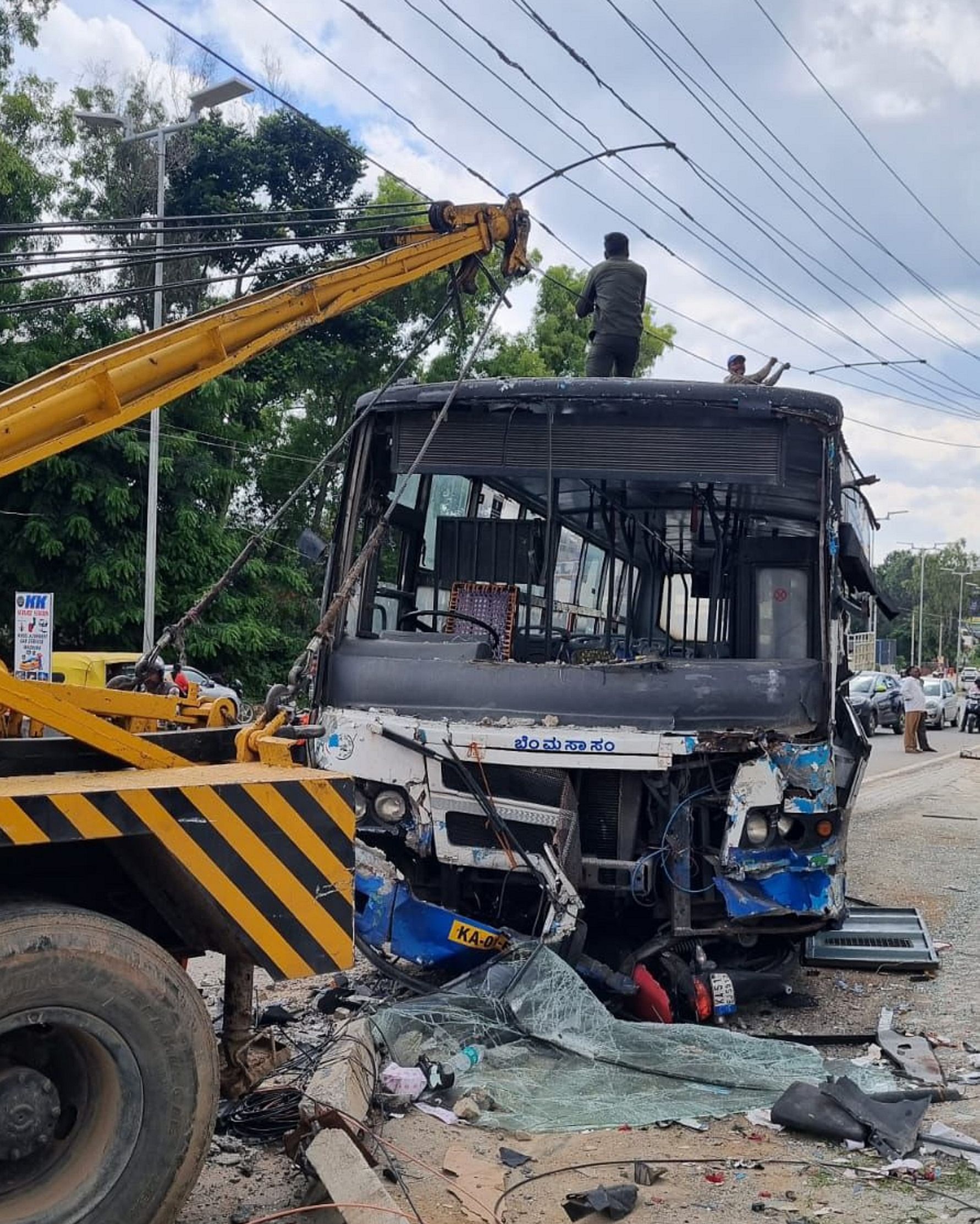 ಆನೇಕಲ್ ತಾಲ್ಲೂಕಿನ ಬನ್ನೇರುಘಟ್ಟದಲ್ಲಿ ಸಂಭವಿಸಿದ ಅಪಘಾತದಿಂದಾಗಿ ನಜ್ಜುಗುಜ್ಜಾಗಿರುವ ಬಿಎಂಟಿಸಿ ಬಸ್