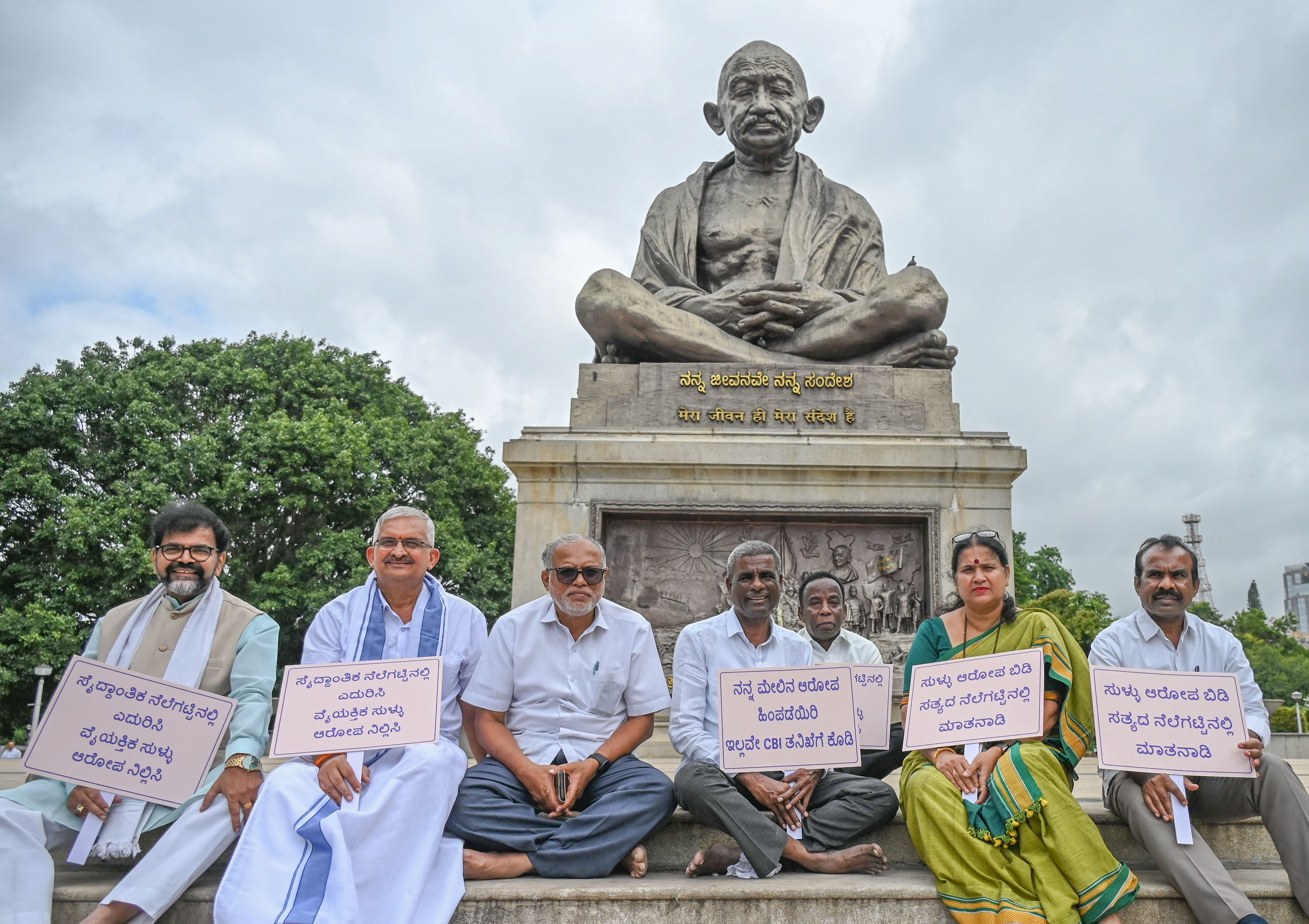 <div class="paragraphs"><p>ವಿಧಾನಸೌಧದ ಗಾಂಧಿ ಪ್ರತಿಮೆ ಎದುರು ಸಂಸದ ಕೋಟ ಶ್ರೀನಿವಾಸ ಪೂಜಾರಿ(ಎಡದಿಂದ ನಾಲ್ಕನೆಯವರು) ಅವರು ಸೋಮವಾರ ಧರಣಿ ನಡೆಸಿದರು&nbsp; &nbsp; &nbsp; &nbsp; &nbsp; &nbsp; &nbsp; &nbsp; &nbsp; &nbsp; &nbsp; &nbsp; &nbsp; </p></div>