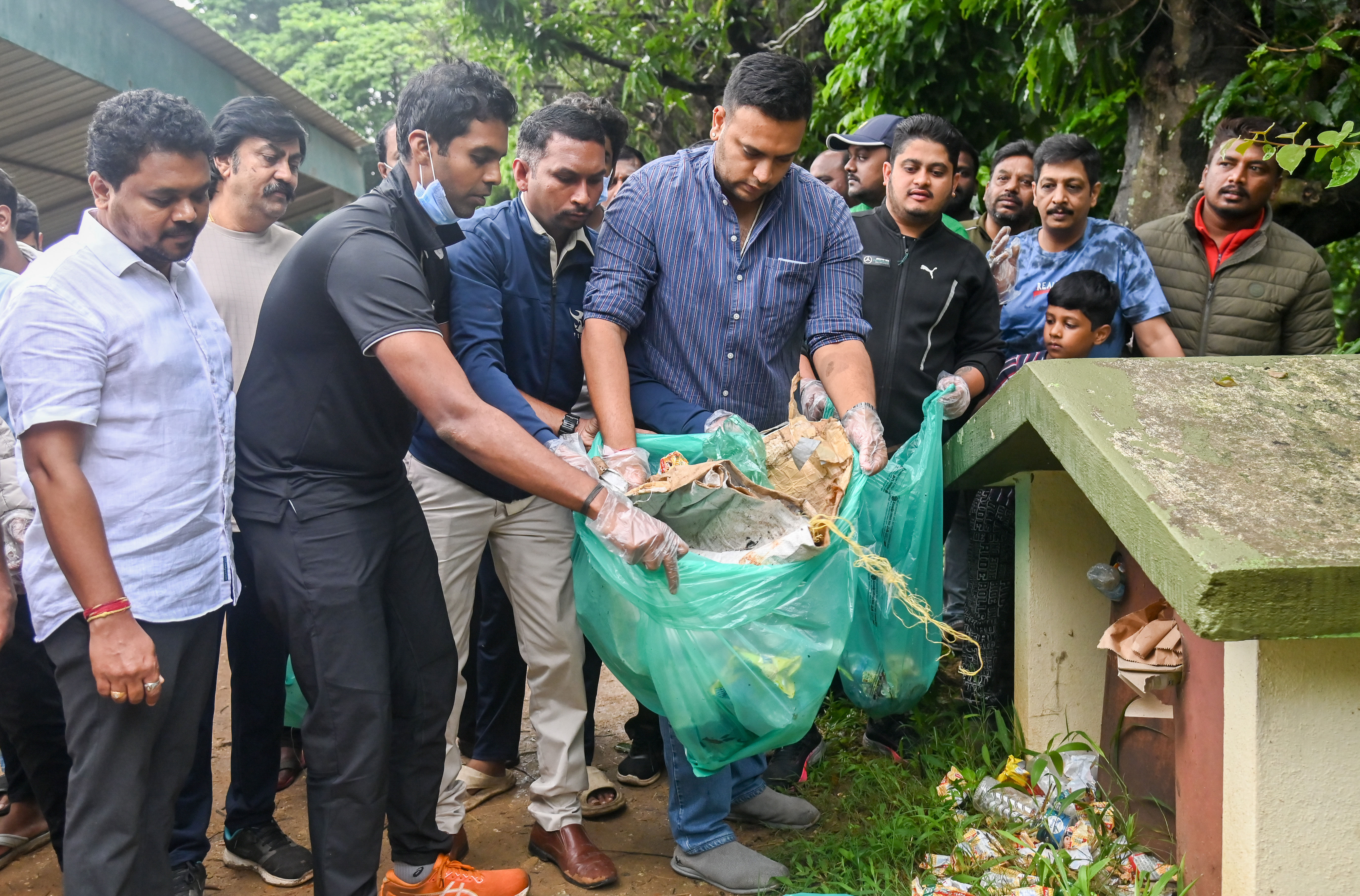 ಮೈಸೂರಿನ ಕುಕ್ಕರಹಳ್ಳಿ ಕೆರೆಯಲ್ಲಿ ವಿವಿಧ ಸಮಾಜಸೇವಾ ಸಂಸ್ಥೆಗಳು ಬುಧವಾರ ಆಯೋಜಿಸಿದ್ದ ‘ಕುಕ್ಕರಹಳ್ಳಿ ಕೆರೆ ಸ್ವಚ್ಛತಾ ಅಭಿಯಾನ’ದಲ್ಲಿ ಸಂಸದ ಯದುವೀರ್ ಕೃಷ್ಣದತ್ತ ಚಾಮರಾಜ ಒಡೆಯರು ಭಾಗವಹಿಸಿದ್ದರು – ಪ್ರಜಾವಾಣಿ ಚಿತ್ರ