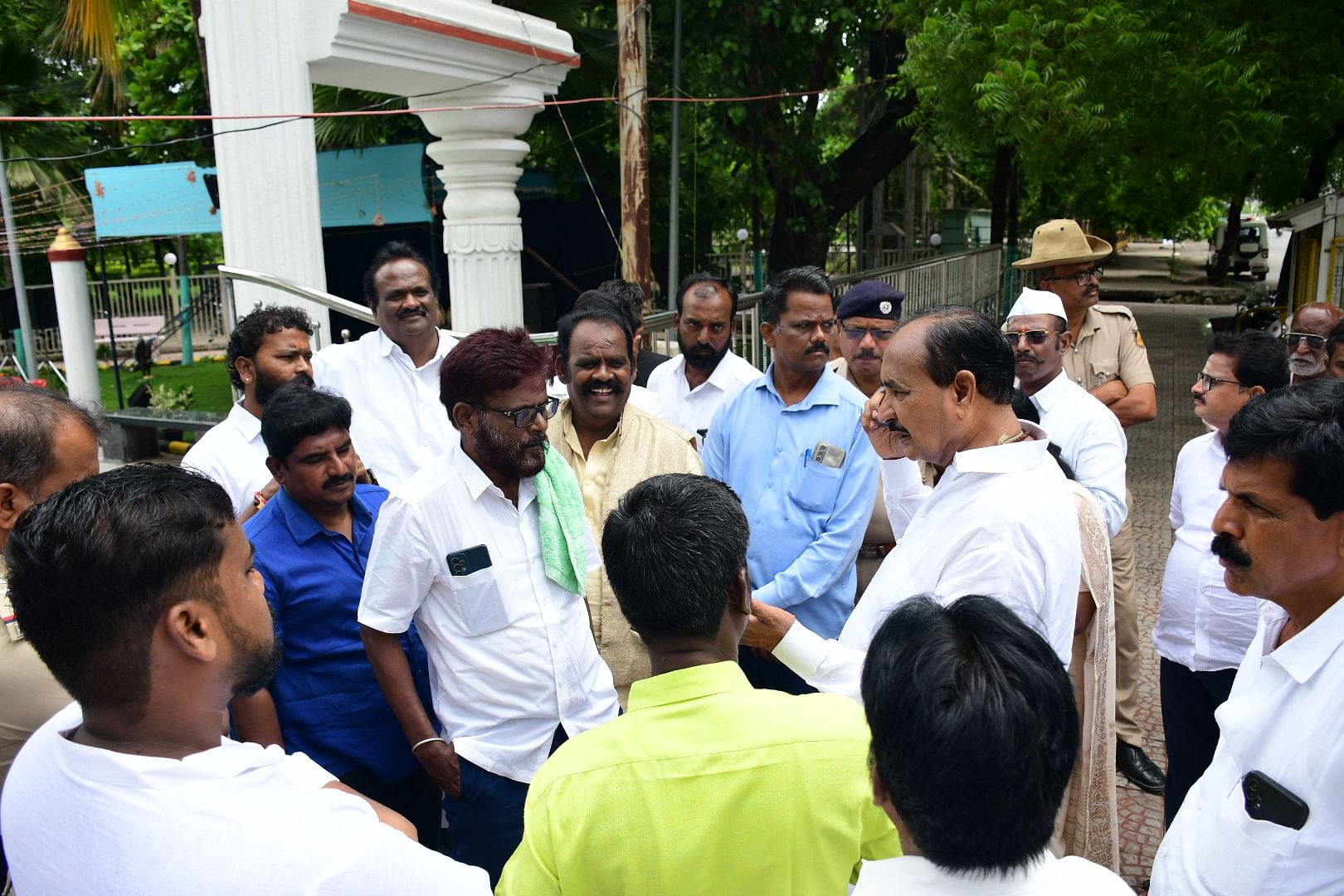 ಕಲಬುರಗಿಯಲ್ಲಿ ಶನಿವಾರ ಡಾ.ಬಾಬು ಜಗಜೀವನರಾಂ ಅವರ ಪುಣ್ಯಸ್ಮರಣೆ ಅಂಗವಾಗಿ ಶಾಸಕ ಅಲ್ಲಮಪ್ರಭು ಪಾಟೀಲ ಅವರು ಅಧಿಕಾರಿಗಳೊಂದಿಗೆ ಫೋನ್‌ ಕರೆಯಲ್ಲಿ ಮಾತನಾಡಿದರು