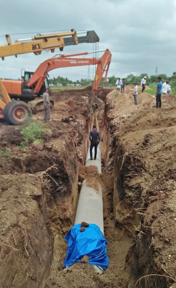 ಕೆರೆ ತುಂಬಿಸುವ ಯೋಜನೆಗಾಗಿ ಪೈಪ್‍ಲೈನ್ ಅಳವಡಿಸುವ ಕೆಲಸ ನಡೆದಿರುವುದು