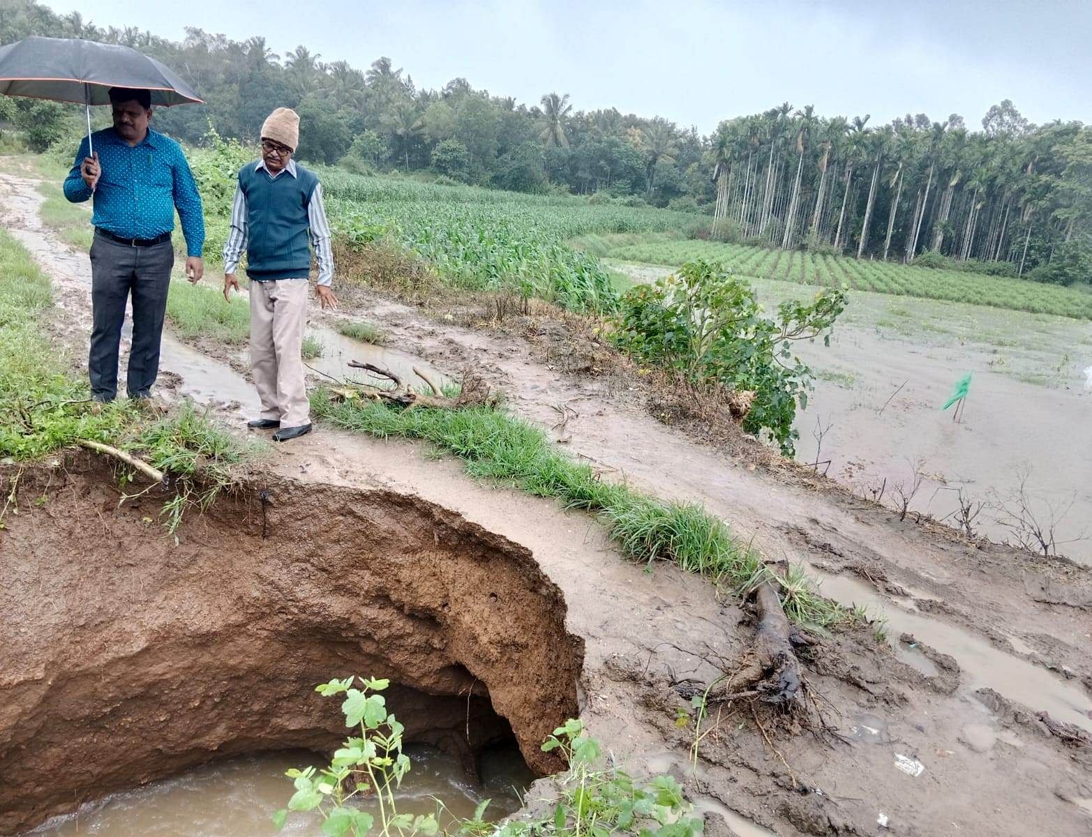 ಆಲೂರು ಕಸಬಾ ಮರಸು ಹೊಸಳ್ಳಿ ಬಳಿ ವಾಟೆಹೊಳೆ ನಾಲೆ ಒಡೆದಿರುವುದನ್ನು ಎಇಇ ಧರ್ಮರಾಜ್ ಪರಿಶೀಲನೆ ನಡೆಸಿದರು