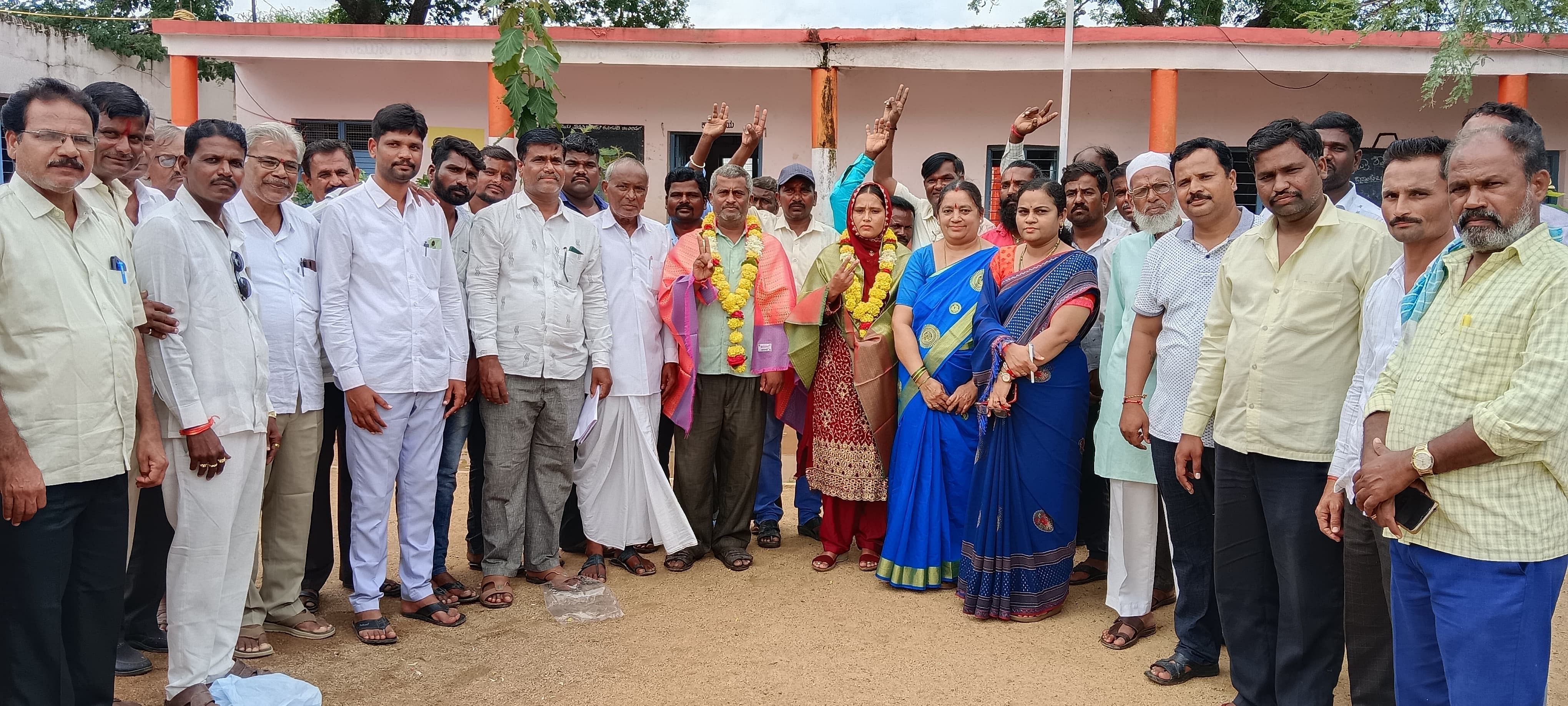 ವಾಡಿ ಸಮೀಪದ ಕಮರವಾಡಿ ಗ್ರಾಮದ ಸರ್ಕಾರಿ ಹಿರಿಯ ಪ್ರಾಥಮಿಕ ಶಾಲೆಗೆ ಎಸ್‌ಡಿಎಂಸಿಗೆ ನೂತನವಾಗಿ ಆಯ್ಕೆಯಾದ ಅಧ್ಯಕ್ಷೆ-ಉಪಾಧ್ಯಕ್ಷರನ್ನು ಗ್ರಾಮಸ್ಥರು ಅಭಿನಂದಿಸಿದರು