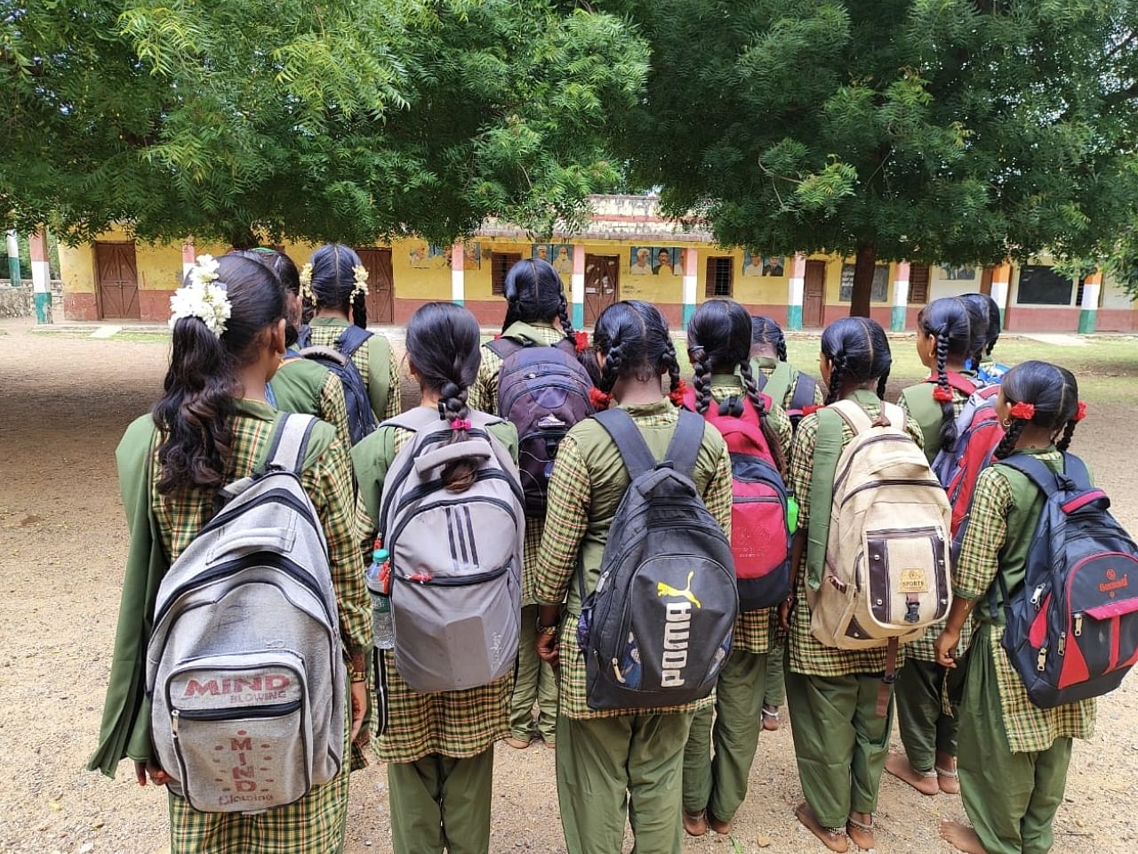 ಶಾಲಾ ಬ್ಯಾಗ್ ಹೊತ್ತ ರಕ್ಕಸಗಿ ಶಾಲೆ ಮಕ್ಕಳು