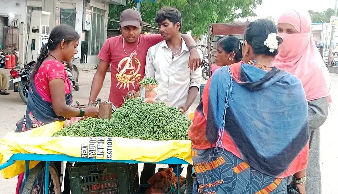 ಸಿರುಗುಪ್ಪ ನಗರದ ಮಹಾತ್ಮ ಗಾಂಧಿ ವೃತ್ತದಲ್ಲಿ ಕಾರ್ಚಿಕಾಯಿ ಖರೀದಿಯಲ್ಲಿ ತೊಡಗಿದ್ದ ಗ್ರಾಹಕರು