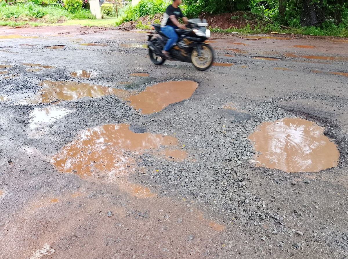 ಕಟಪಾಡಿ–ಶಿರ್ವ ಹೆದ್ದಾರಿಯಲ್ಲಿ ಅಲ್ಲಲ್ಲಿ ಗುಂಡಿ ಬಿದ್ದಿರುವುದು