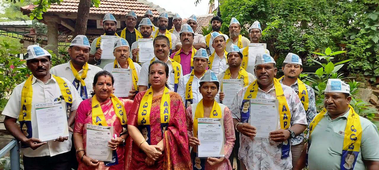 ಆಮ್ ಆದ್ಮಿ ಪಕ್ಷದ ರಾಮನಗರ ಜಿಲ್ಲೆಯ ನೂತನ ಪದಾಧಿಕಾರಿಗಳಾಗಿ ಆಯ್ಕೆಯಾದವರಿಗೆ ಪಕ್ಷದ ರಾಜ್ಯ ಪ್ರಧಾನ ಕಾರ್ಯದರ್ಶಿ ಬಿ.ಟಿ. ನಾಗಣ್ಣ ಹಾಗೂ ಮಹಿಳಾ ಘಟಕ ಅಧ್ಯಕ್ಷೆ ಕುಶಲಸ್ವಾಮಿ ಅವರು ನೇಮಕಾತಿ ಪ್ರಮಾಣಪತ್ರ ವಿತರಿಸಿದರು. ಜಿಲ್ಲಾ ಘಟಕದ ಅಧ್ಯಕ್ಷ ಎಸ್. ಬೈರೇಗೌಡ ಹಾಗೂ ಪದಾಧಿಕಾರಿಗಳು ಇದ್ದಾರೆ