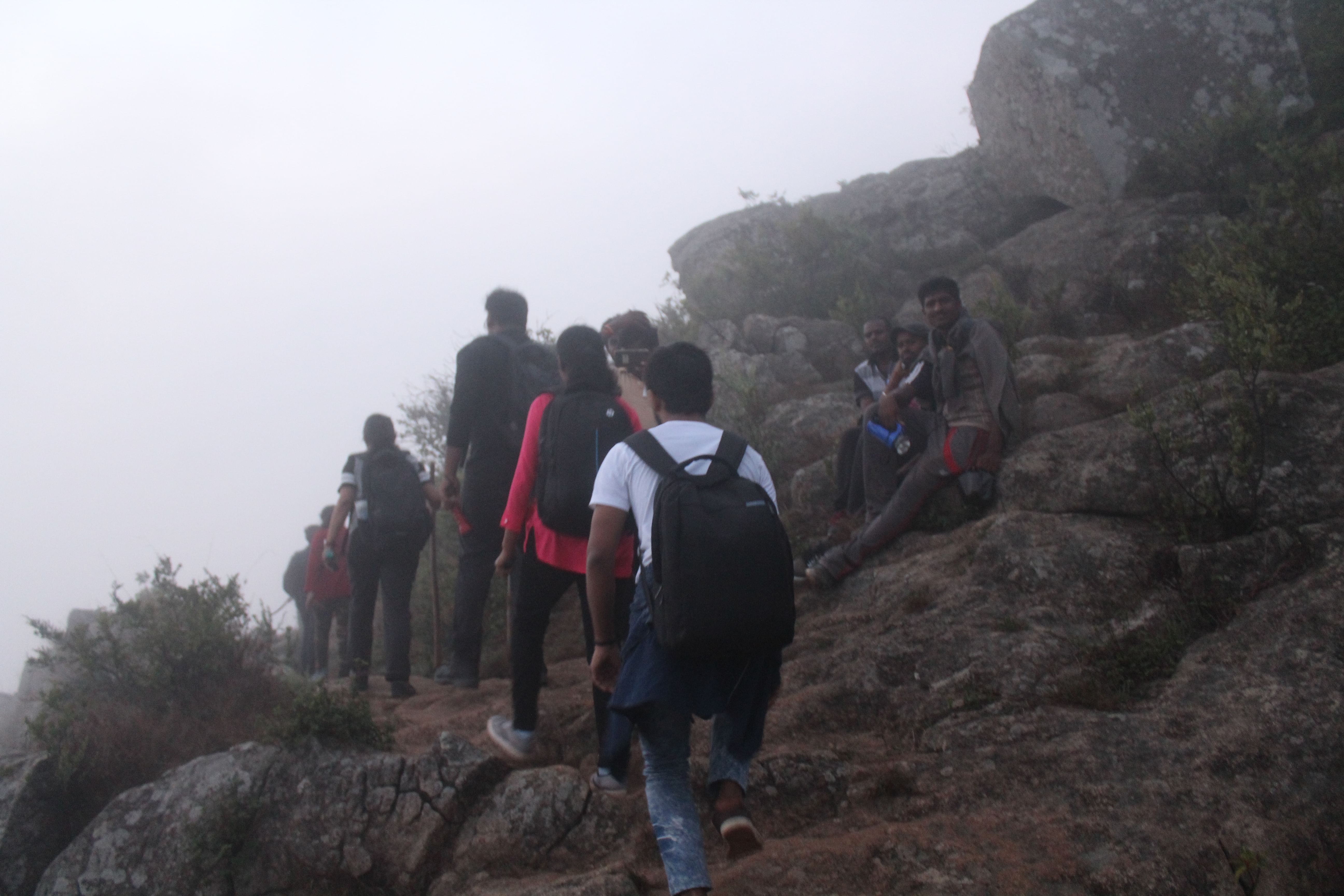 ಸ್ಕಂದಗಿರಿ ಬೆಟ್ಟ ಏರುತ್ತಿರುವ ಚಾರಣಿಗರು