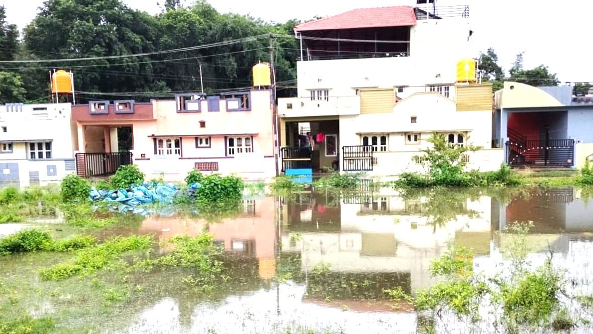 ಕುಶಾಲನಗರ ಸಾಯಿ ಬಡಾವಣೆಯಲ್ಲಿ ಪ್ರವಾಹ ಪೀಡಿತ ಪ್ರದೇಶಗಳಲ್ಲಿ ನೀರಿನ ಪ್ರಮಾಣ ಇಳಿಕೆಯಾಗಿದೆ.