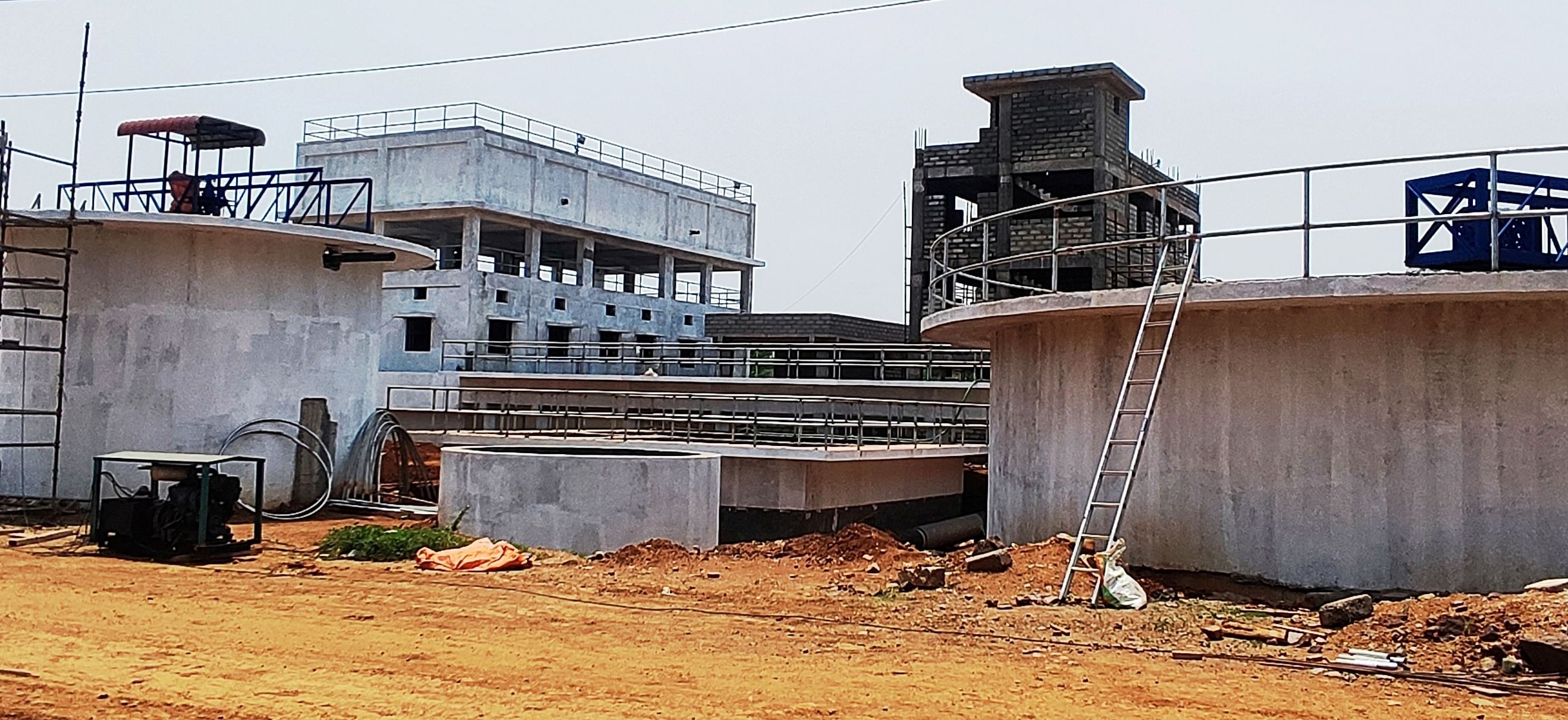 ತೋರಣಗಲ್ಲು ಸಮೀಪದ ತಾರಾನಗರ ಗ್ರಾಮದ ನಾರಿಹಳ್ಳ ಜಲಾಶಯದ ಬಳಿ ಬಹುಗ್ರಾಮ ಕುಡಿಯುವ ನೀರಿನ ಯೋಜನೆಯ ಕಾಮಗಾರಿಯು ಭರದಿಂದ ಸಾಗಿದೆ