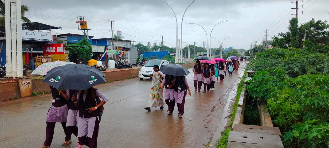 ಹೊನ್ನಾಳಿ ಪಟ್ಟಣದಲ್ಲಿ ಬುಧವಾರ ಬಿದ್ದ ಜಿಟಿ ಜಿಟಿ ಮಳೆಯಿಂದ ಕಾಲೇಜಿನ ವಿದ್ಯಾರ್ಥಿನಿಯರು ಕೊಡೆ ಹಿಡಿದು ಬರುತ್ತಿರುವುದು 