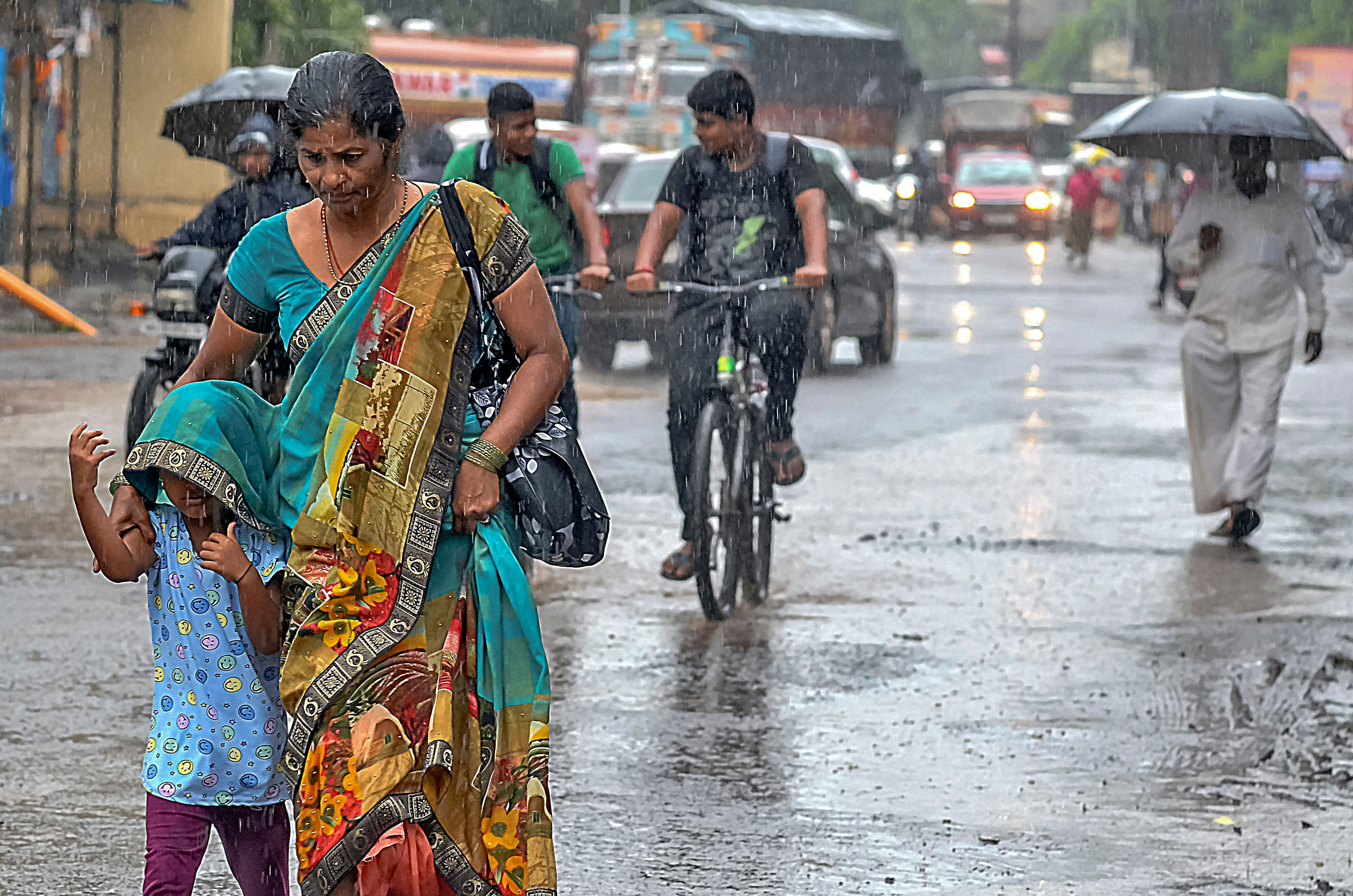 ಸಾಂಗ್ಲಿಯಲ್ಲಿ ಭಾನುವಾರ ಮಳೆ ಸುರಿದಿದ್ದು, ಜನರು ಕೊಡೆ ಹಿಡಿದು ಸಾಗಿದರು
–ಪಿಟಿಐ ಚಿತ್ರ