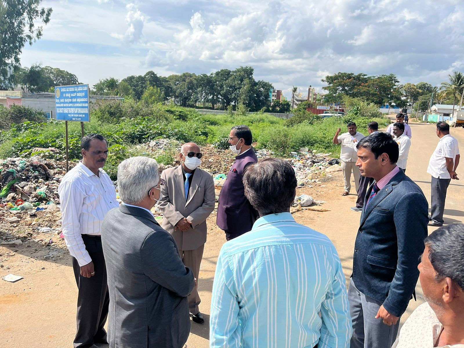 ಲೋಕಾಯುಕ್ತ ನ್ಯಾಯಮೂರ್ತಿ ಬಿ.ಎಸ್‌.ಪಾಟೀಲ, ಉಪ ಲೋಕಾಯುಕ್ತರಾದ ನ್ಯಾಯಮೂರ್ತಿ ಕೆ.ಎನ್‌.ಫಣೀಂದ್ರ ಮತ್ತು ನ್ಯಾಯಮೂರ್ತಿ ಬಿ.ವೀರಪ್ಪ ಅವರು ಚಿಕ್ಕಬಾಣಾವರ ಕೆರೆ ಸಮೀಪ ಕಸ ವಿಲೇವಾರಿ ಸಮಸ್ಯೆ ಬಗ್ಗೆ ಸ್ಥಳ ಪರಿಶೀಲನೆ ನಡೆಸಿದರು