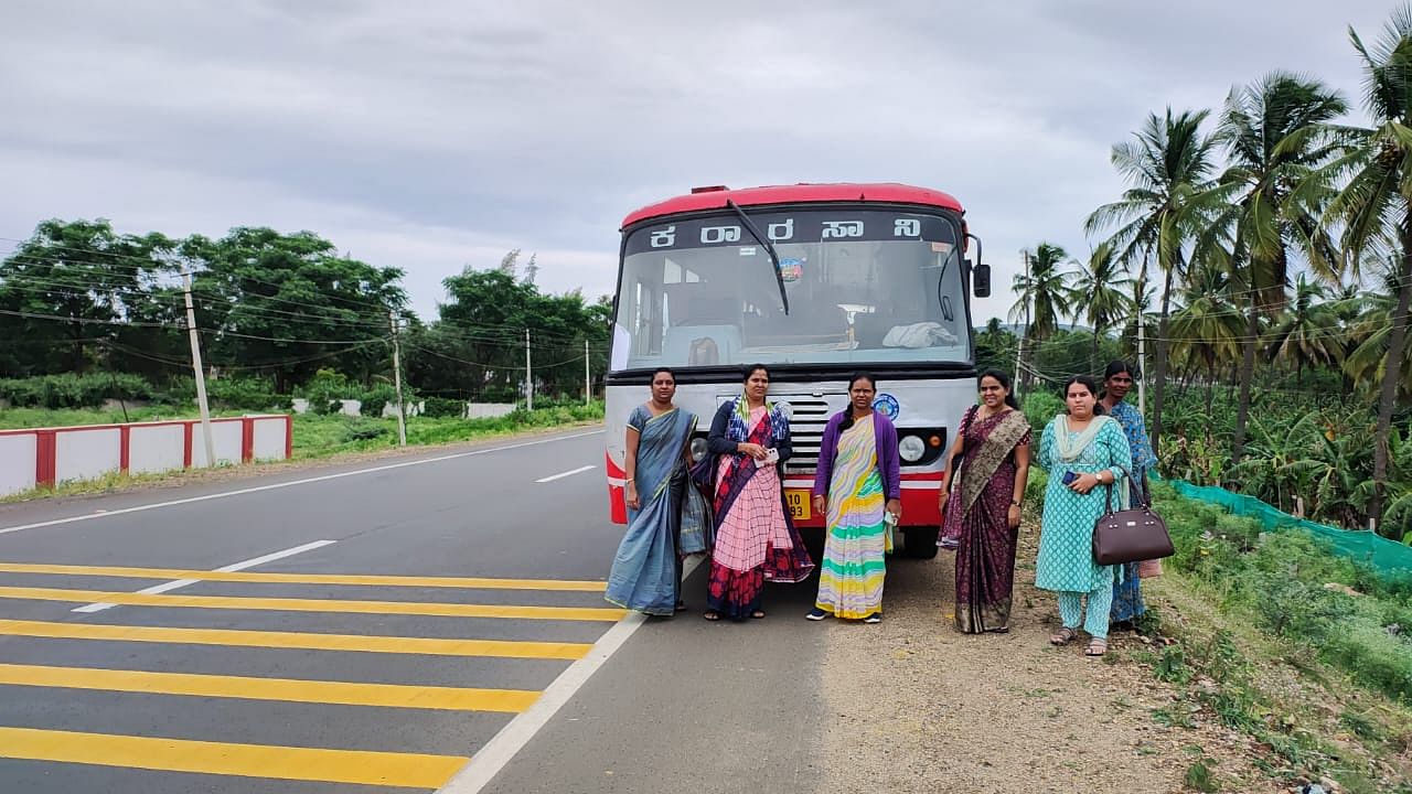 ಹನೂರು ಸಮೀಪದ ಸಿಂಗನಲ್ಲೂರು ಗ್ರಾಮದ ಬಳಿ ಸೋಮವಾರ ಕೆಟ್ಟು ನಿಂತಿರುವ ಸಾರಿಗೆ ಬಸ್‌