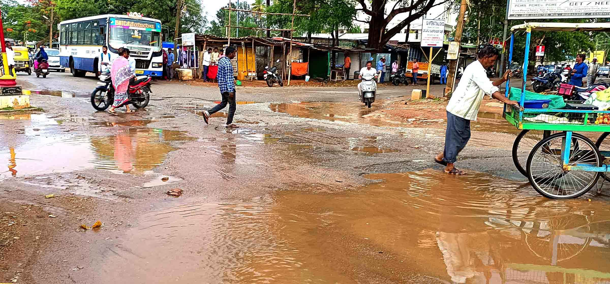  ವಿಜಯಪುರದಲ್ಲಿ ಸೋಮವಾರ ಬಿದ್ದ ಮಳೆಯಿಂದ ರಸ್ತೆ ಗುಂಡಿಗಳಲ್ಲಿ ನೀರು ತುಂಬಿಕೊಂಡಿರುವುದು