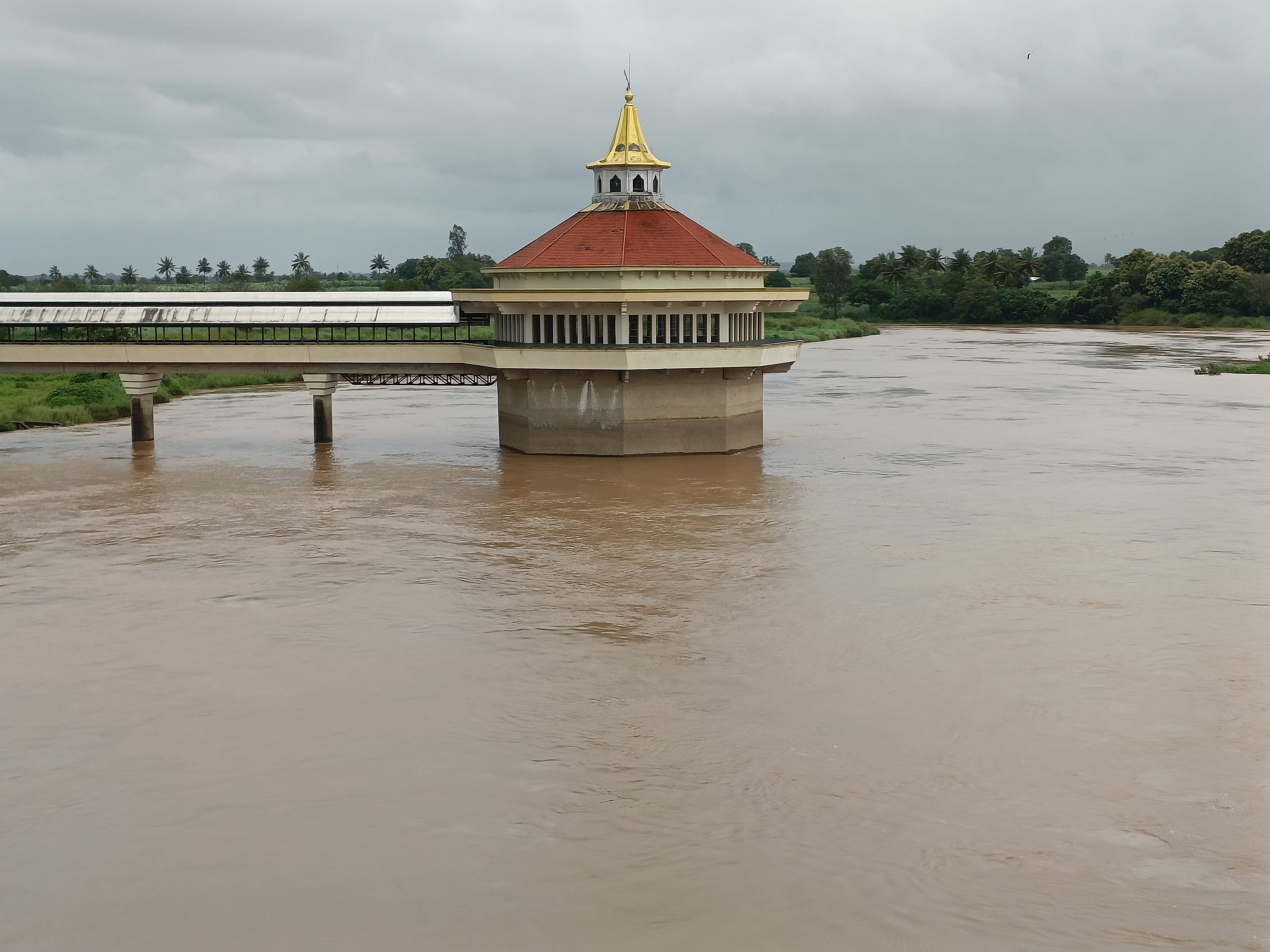 ಸತತ ಮಳೆಗೆ ಎಂ.ಕೆ‌.ಹುಬ್ಬಳ್ಳಿ ಬಳಿಯ ಮಲಪ್ರಭಾ ನದಿ ಮೈದುಂಬಿ ಹರಿಯುತ್ತಿದ್ದು, ಶರಣೆ ಗಂಗಾಂಬಿಕಾ ಐಕ್ಯಮಂಟಪ ಜನರನ್ನು ಆಕರ್ಷಿಸುತ್ತಿದೆ