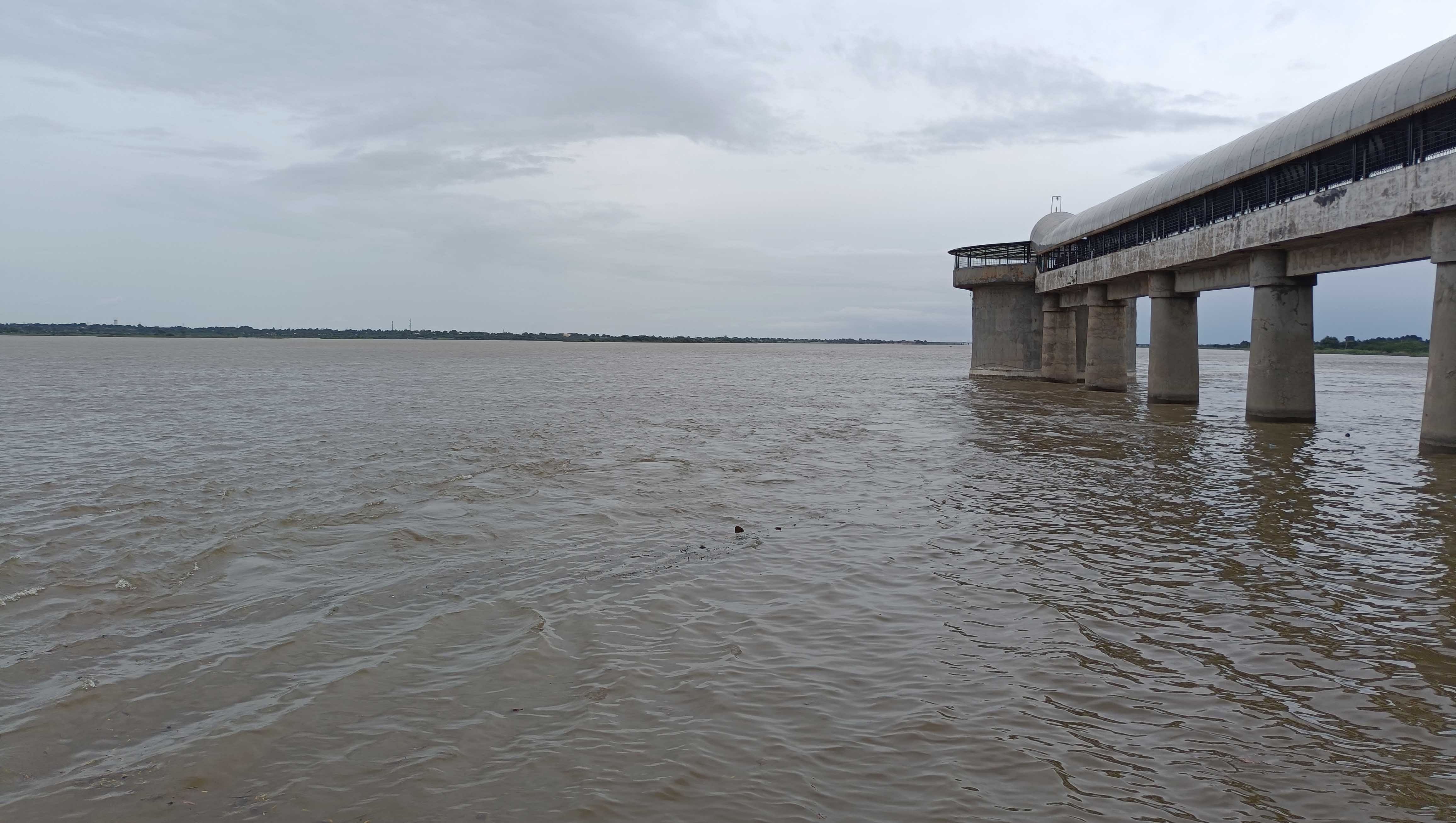 ಬಸವಣ್ಣನ ಐಕ್ಯ ಮಂಟಪ ಬಳಿ ತುಂಬಿ ಹರಿಯುತ್ತಿರುವ ಕೃಷ್ಣೆ