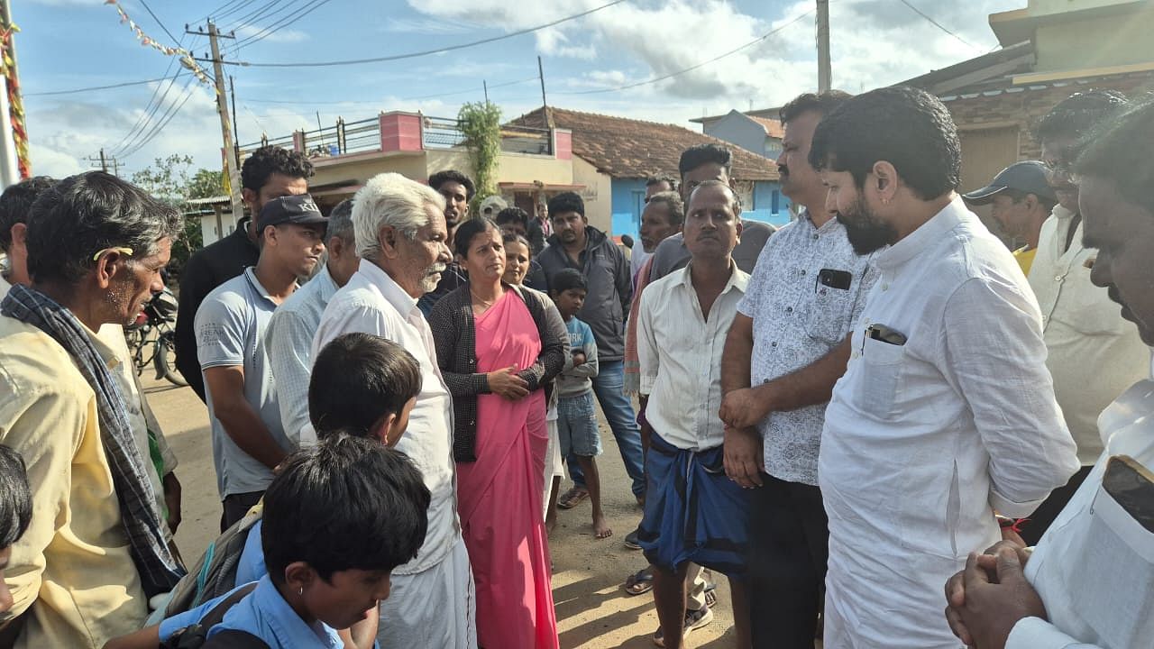 ದೇವಗೊಂಡನಹಳ್ಳಿಗೆ ಭೇಟಿ ನೀಡಿದ್ದ ಸಿ.ಟಿ.ರವಿ ಜನರ ಆರೋಗ್ಯ ವಿಚಾರಿಸಿದರು