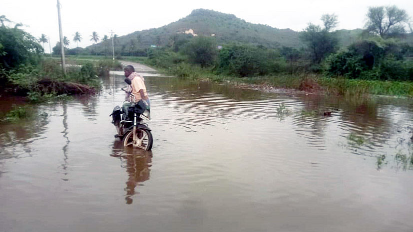 ಹರಪನಹಳ್ಳಿ ತಾಲ್ಲೂಕು ಹಲುವಾಗಲು –ಗರ್ಭಗುಡಿ ಸಂಪರ್ಕ ಕಲ್ಪಿಸುವ ರಸ್ತೆಗೆ ನೀರು ನುಗ್ಗಿರುವುದು