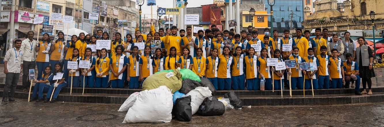 ಮೈಸೂರಿನ ಪೂರ್ಣ ಚೇತನ ವಿದ್ಯಾಸಂಸ್ಥೆಯ ವಿದ್ಯಾರ್ಥಿಗಳು ಪ್ಲಾಸ್ಟಿಕ್‌ ಮುಕ್ತ ಪರಿಸರ ಉದ್ದೇಶದೊಂದಿಗೆ ನಗರದ ವಿವಿಧೆಡೆ ತೆರಳಿ 150 ಕೆ.ಜಿ ಪ್ಲಾಸ್ಟಿಕ್‌ ಸಂಗ್ರಹಿಸಿದರು