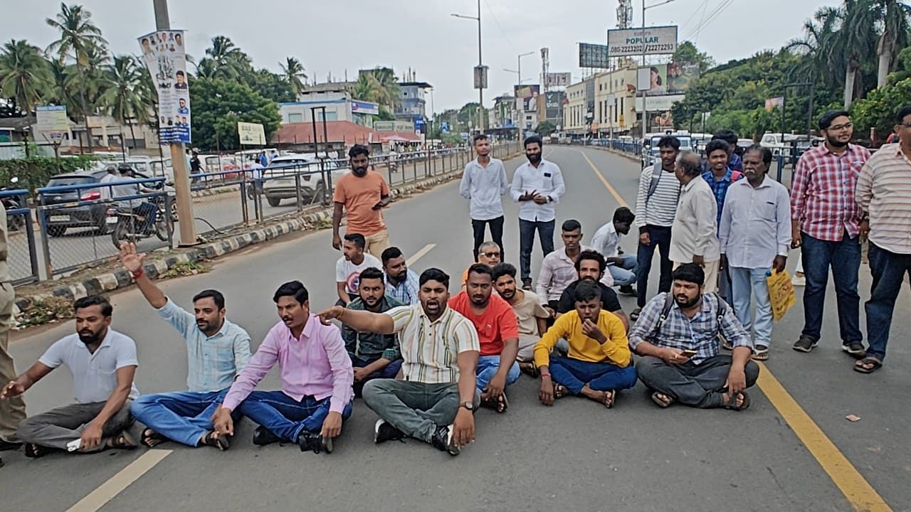 ಹುಬ್ಬಳ್ಳಿ ವಿದ್ಯಾನಗರದ ಬಿಆರ್‌ಟಿಎಸ್‌ ಕಾರಿಡಾರ್‌ನಲ್ಲಿ ಬುಧವಾರ ಸಾರ್ವಜನಿಕರು ಪ್ರತಿಭಟನೆ ನಡೆಸಿದರು