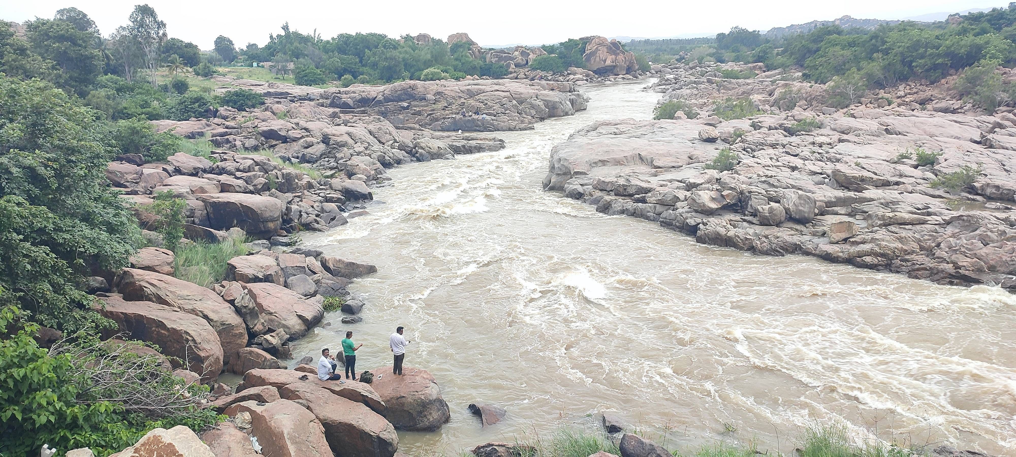 ಸಾಣಪುರ ವಾಟರ್ ಫಾಲ್ಸ್ ಬಳಿ ತುಂಗಾಭದ್ರ ಜಲಾಶಯದಿಂದ ನದಿಗೆ ನೀರು ಬಿಟ್ಟರೂ, ಅಪಾಯ ಲೆಕ್ಕಿಸದೆ ಕೆಲವರು ಮೀನು ಹಿಡಿಯುತ್ತಿರುವುದು