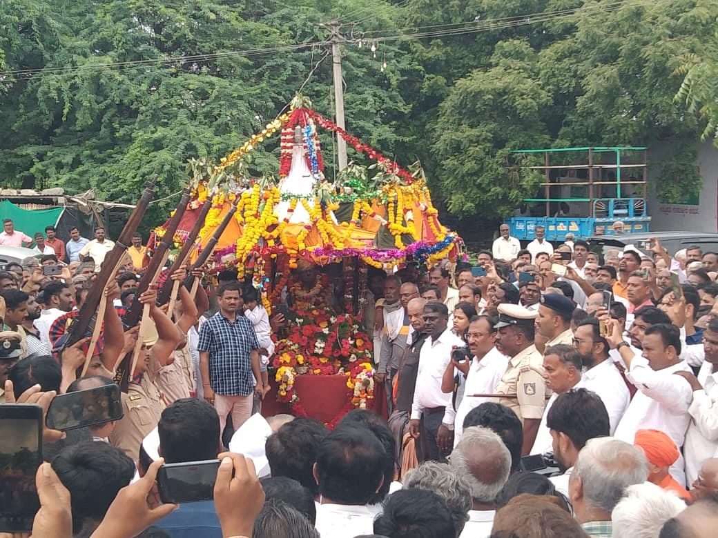 ಜೇವರ್ಗಿ ತಾಲ್ಲೂಕಿನ ಬಿರಾಳ ಗ್ರಾಮದಲ್ಲಿ ಕೃಷಿ ವಿಜ್ಞಾನಿ ಡಾ. ಎಸ್.ಎ.ಪಾಟೀಲ ಅವರ ಅಂತ್ಯಕ್ರಿಯೆ ಸಕಲ ಸರ್ಕಾರಿ ಗೌರವಗಳೊಂದಿಗೆ ನೆರವೇರಿತು