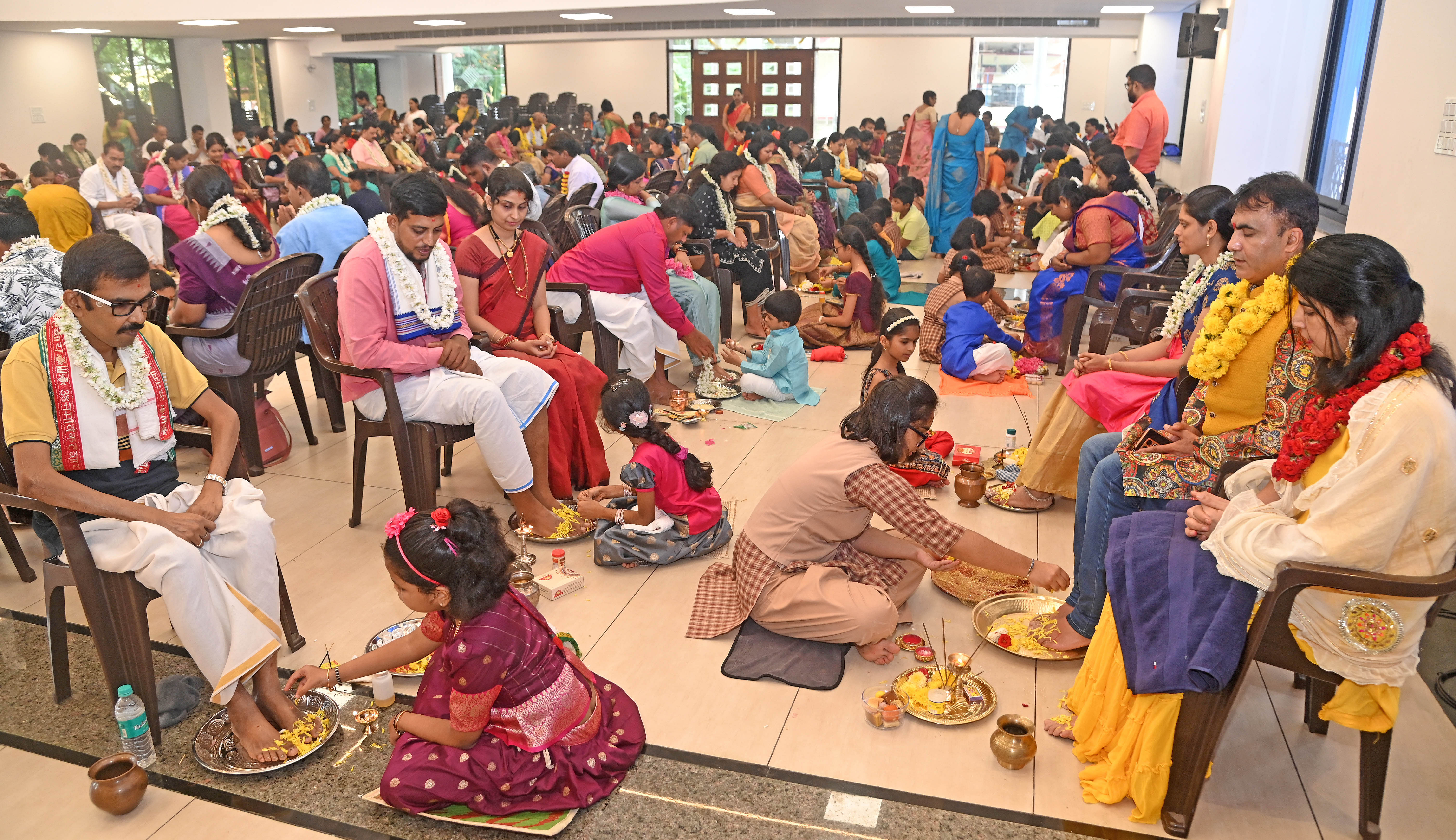 ಮಂಗಳೂರಿನ ಅಮೃತ ವಿದ್ಯಾಲಯದಲ್ಲಿ ಗುರುಪೂರ್ಣಿಮಾ ಪ್ರಯುಕ್ತ ಪಾದಪೂಜೆ ನಡೆಯಿತು –ಪ‍್ರಜಾವಾಣಿ ಚಿತ್ರ/ಫಕ್ರುದ್ದೀನ್ ಎಚ್