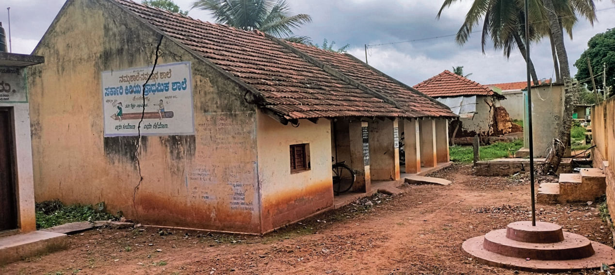 ಗೋಡೆ ಬಿರುಕ ಬಿಟ್ಟು ಶಿಥಿಲಾವಸ್ಥೆ ತಲುಪಿರುವ ಚನ್ನಪಟ್ಟಣ ತಾಲ್ಲೂಕಿನ ಮೆಂಗಹಳ್ಳಿಯ ಸರ್ಕಾರಿ ಕಿರಿಯ ಪ್ರಾಥಮಿಕ ಶಾಲೆ